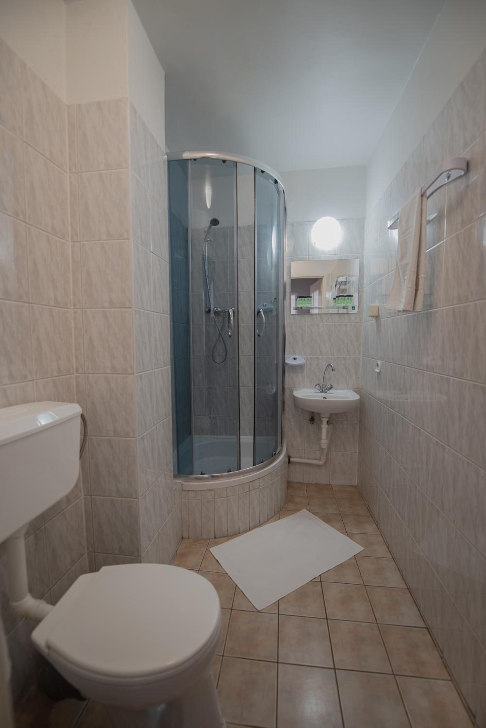 Economy Twin Room - Photo 4