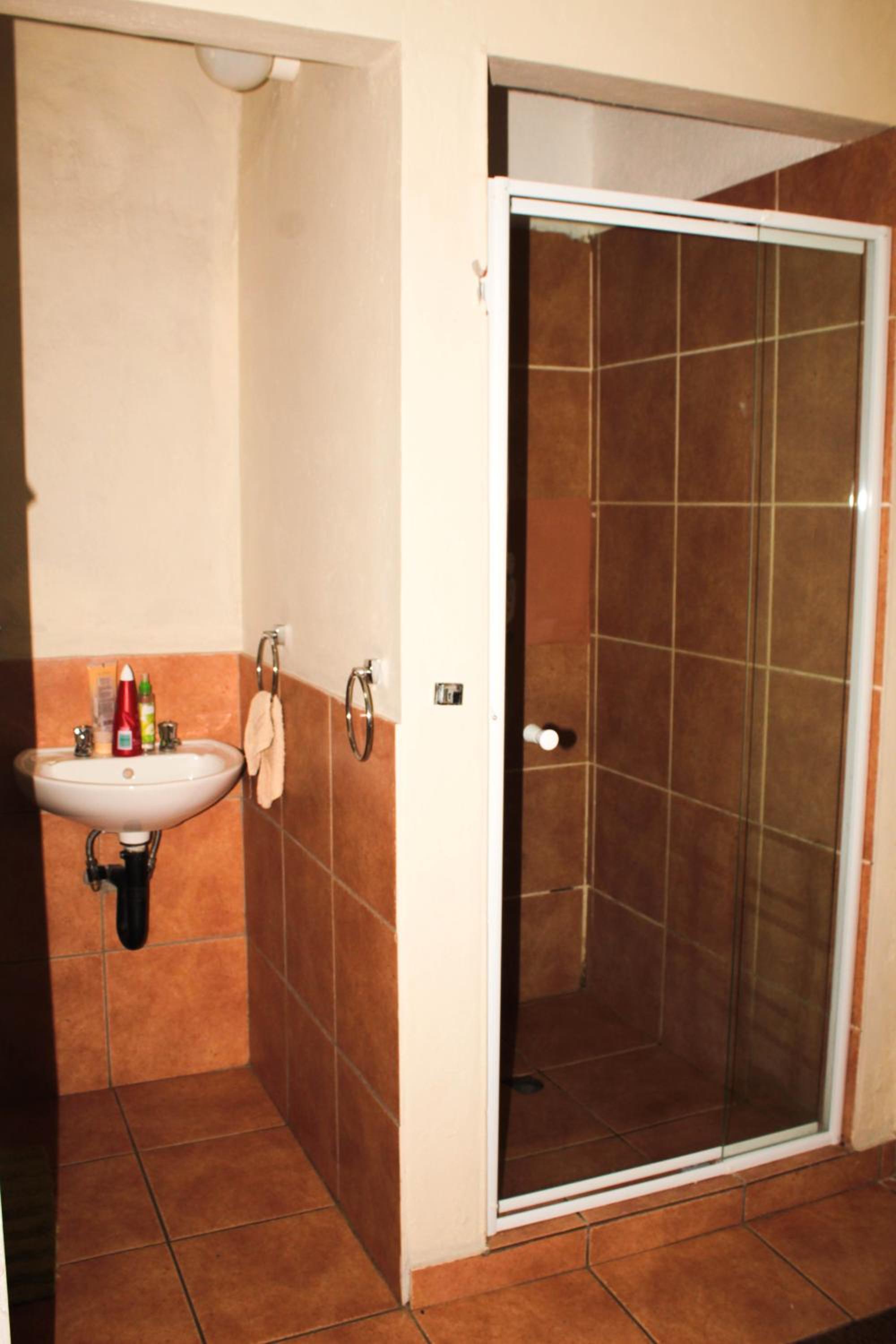 Budget Double Room - Photo 8