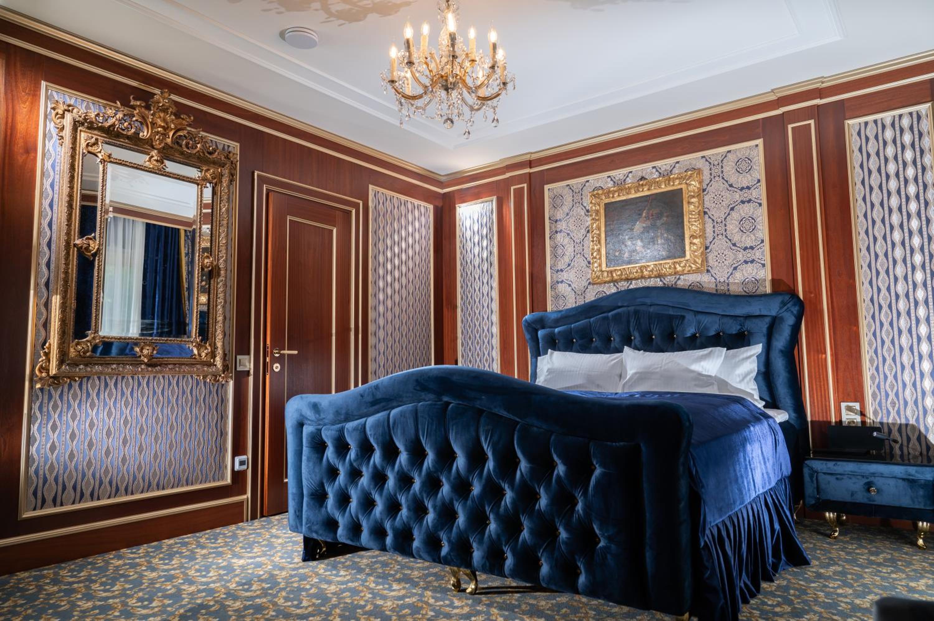 Deluxe Double Room with Side Sea View