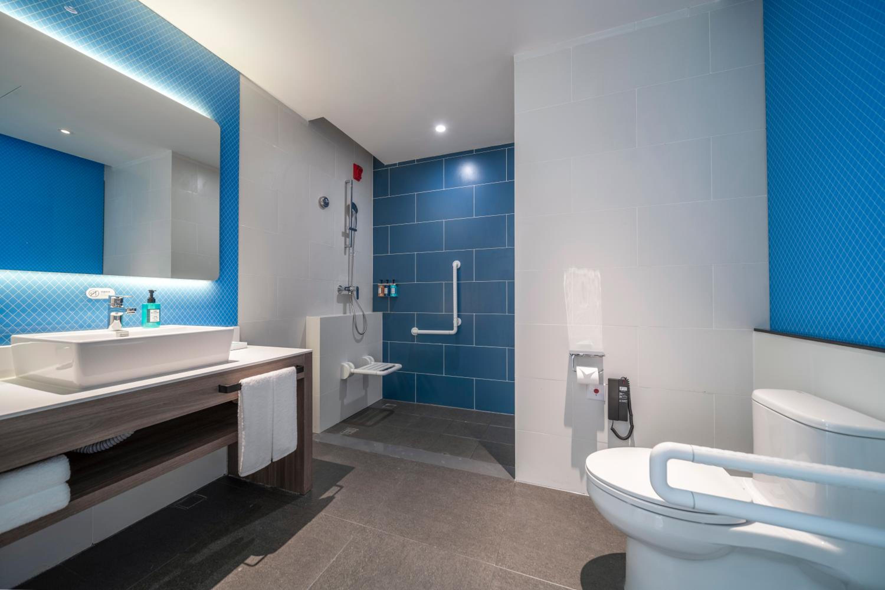 Standard King Room - Disability Access - Photo 4