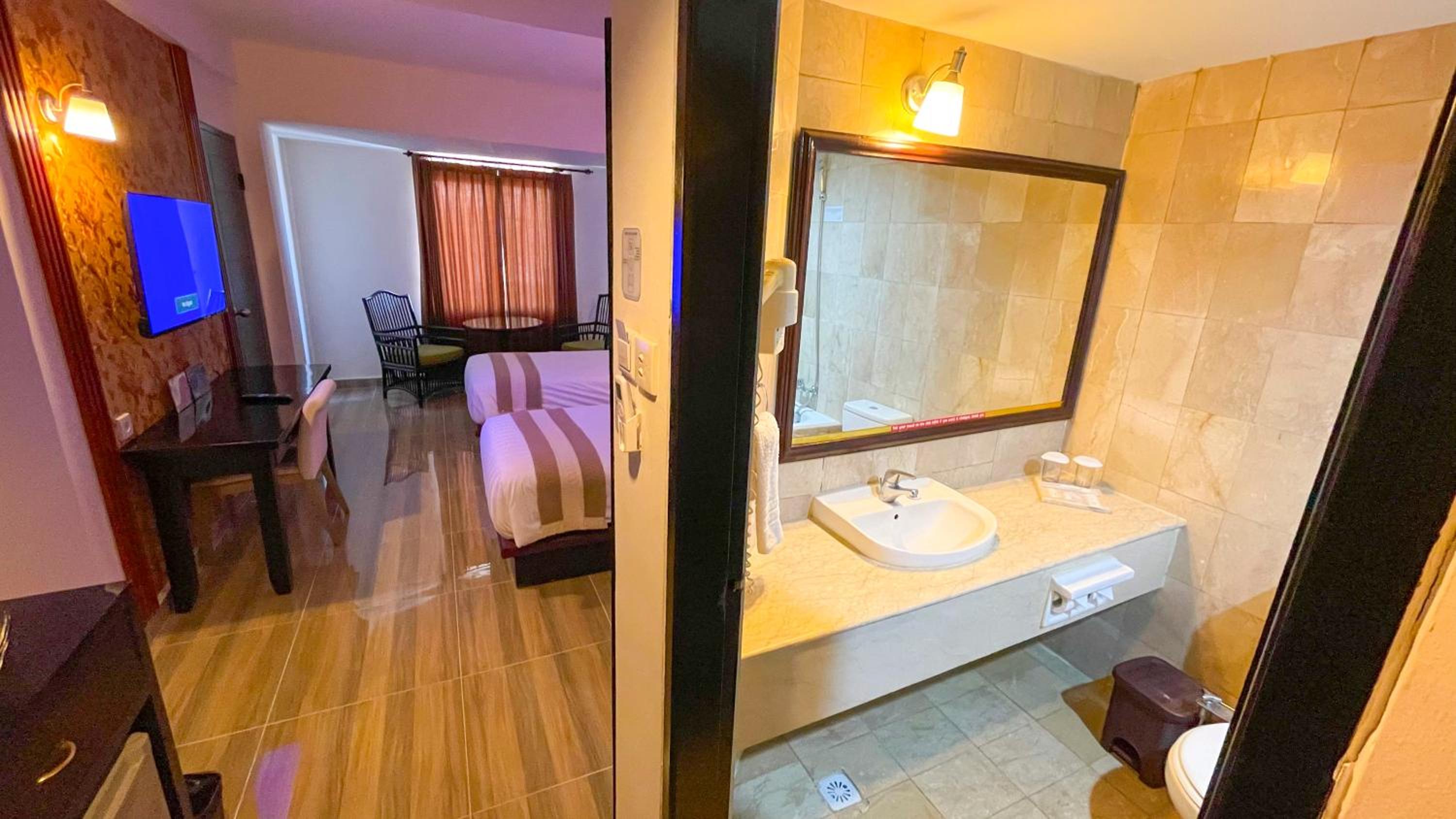 Superior Twin or Double with Bathtub - Photo 5