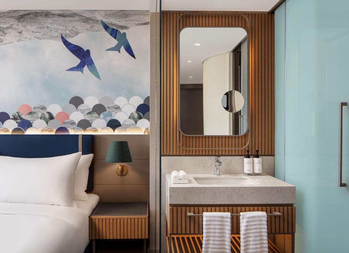 Superior Twin Room with City View thumbnail 6