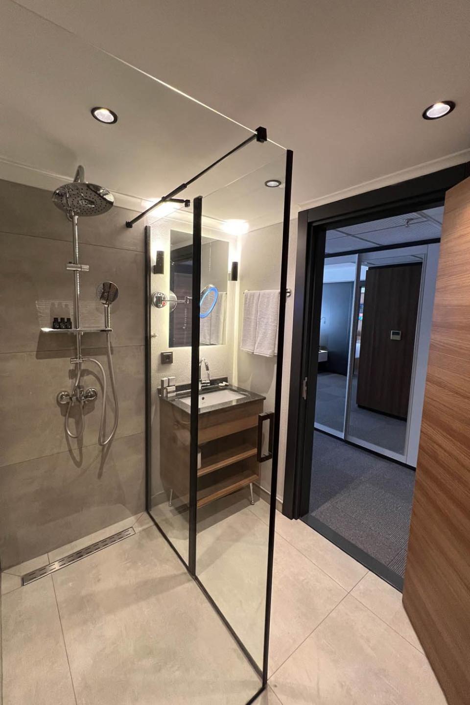 Premium Quadruple Room - Photo 8