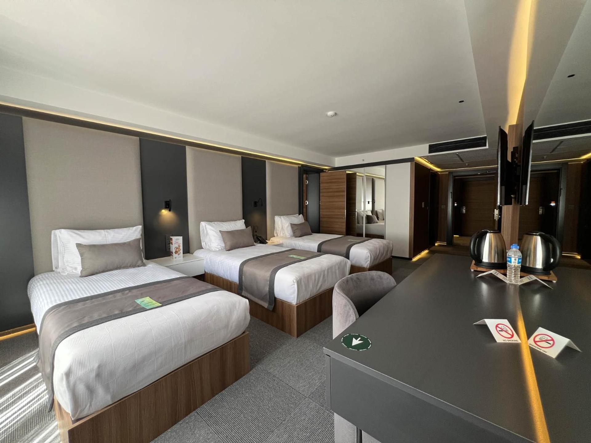 Premium Quadruple Room - Photo 16