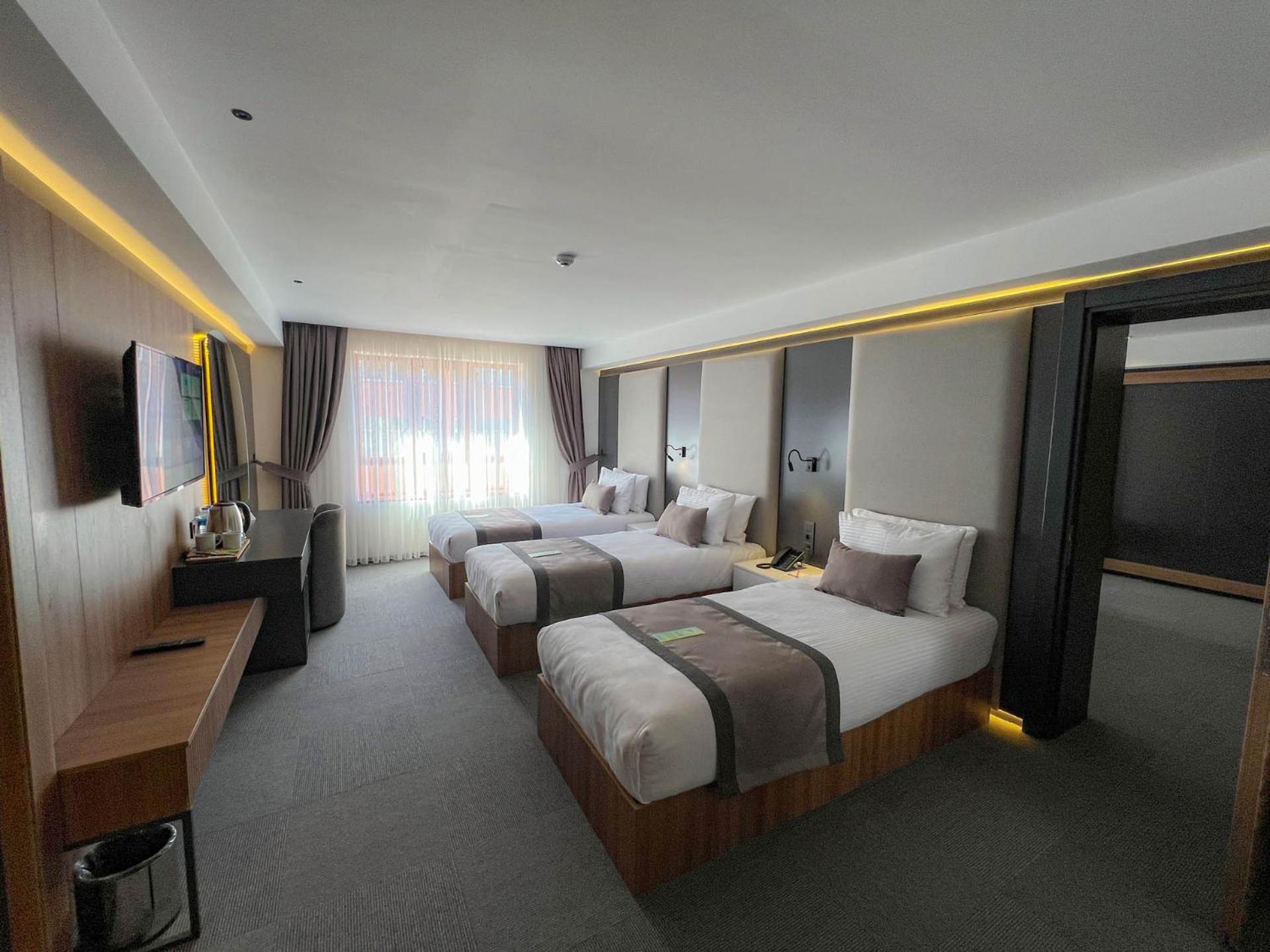 Premium Quadruple Room - Photo 11