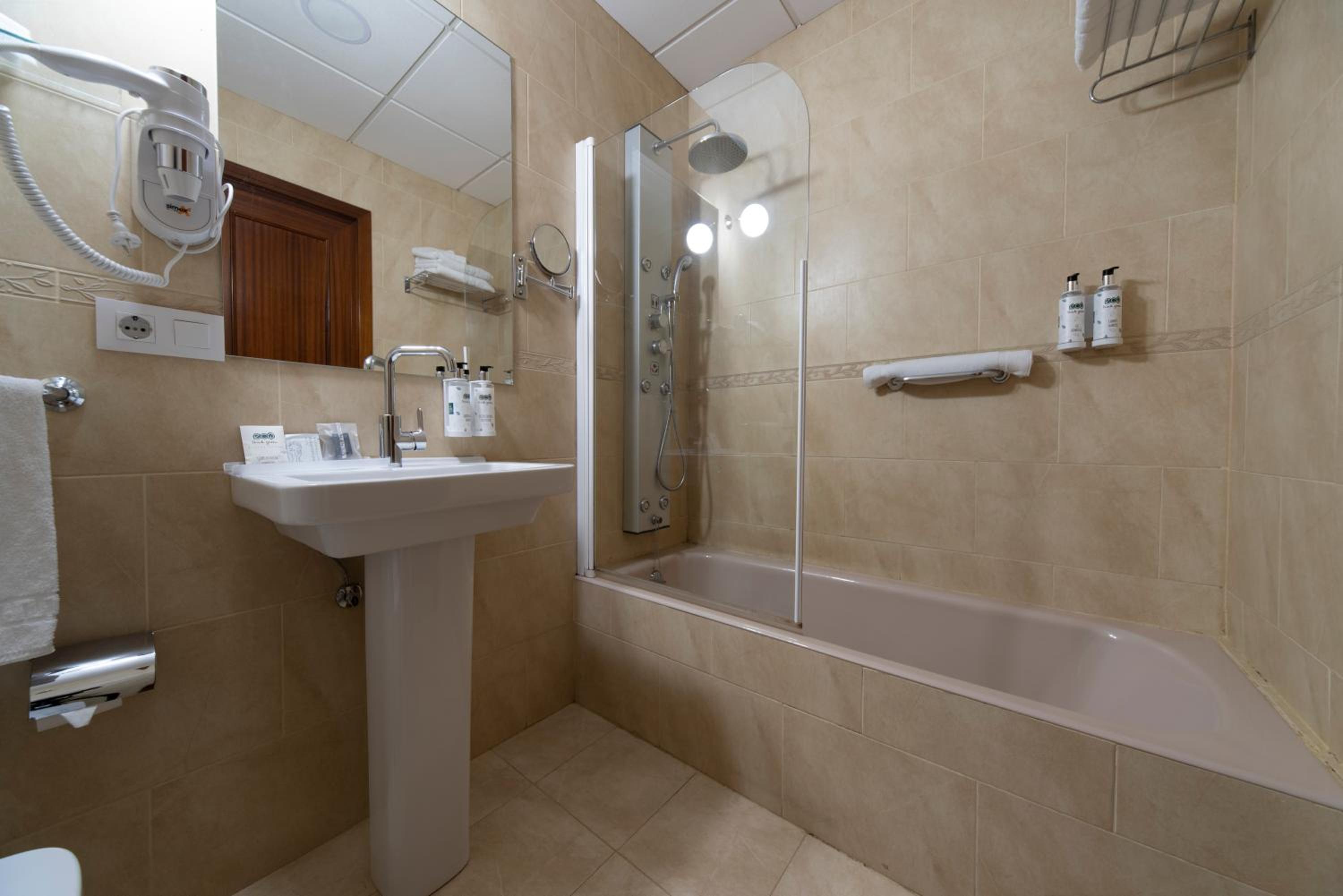 Double or Twin Room - Photo 3