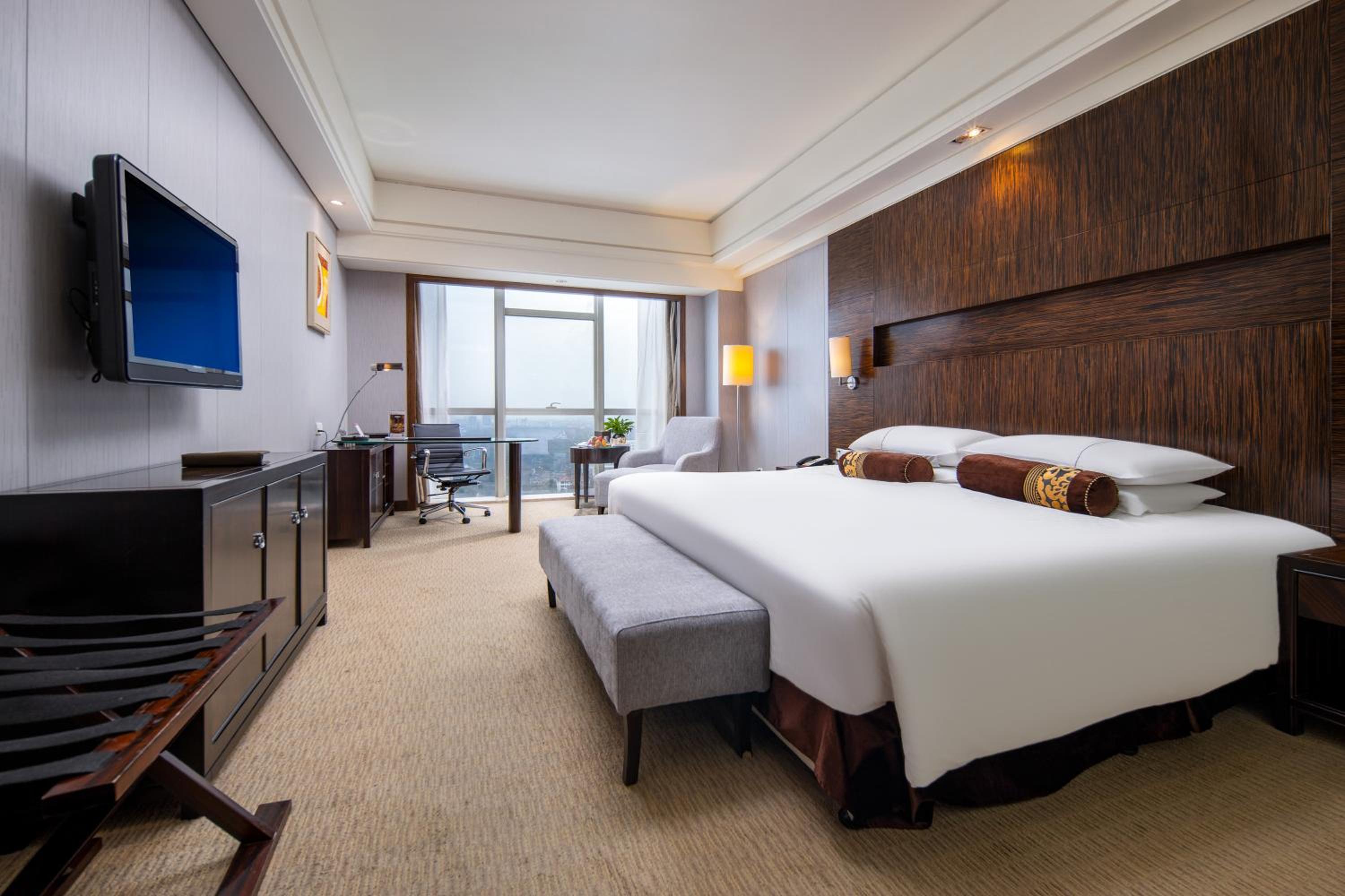Lake View Queen Room