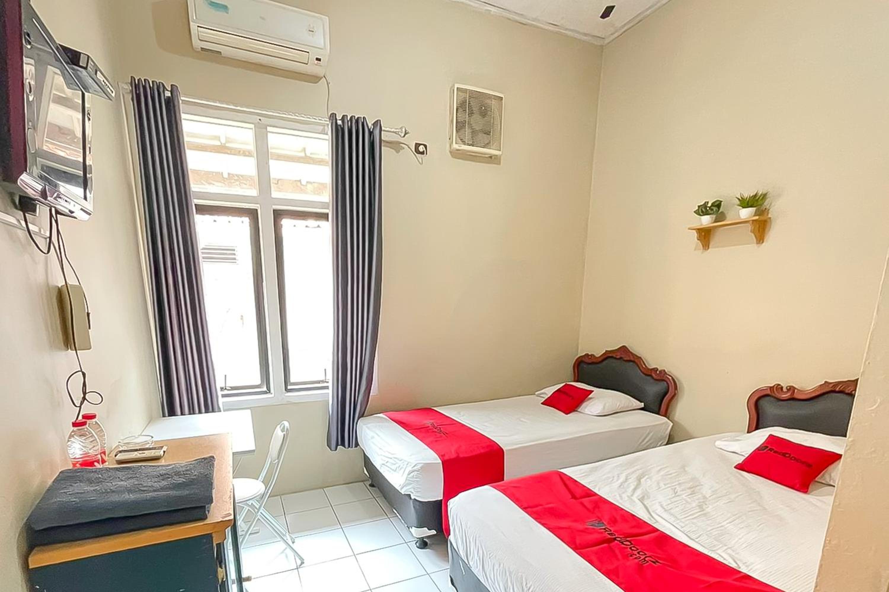 Standard Twin Room - Photo 1