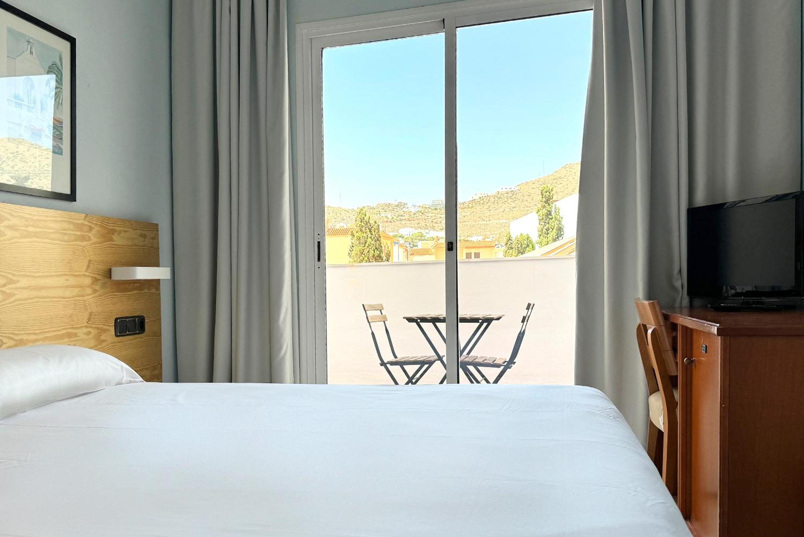Standard Double or Twin Room with Terrace and Sea View photo 2