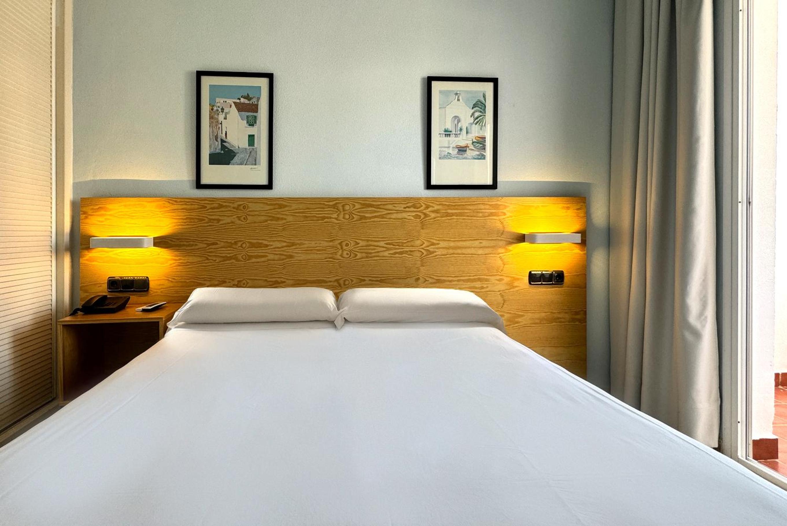 Standard Double or Twin Room with Terrace and Sea View photo 3
