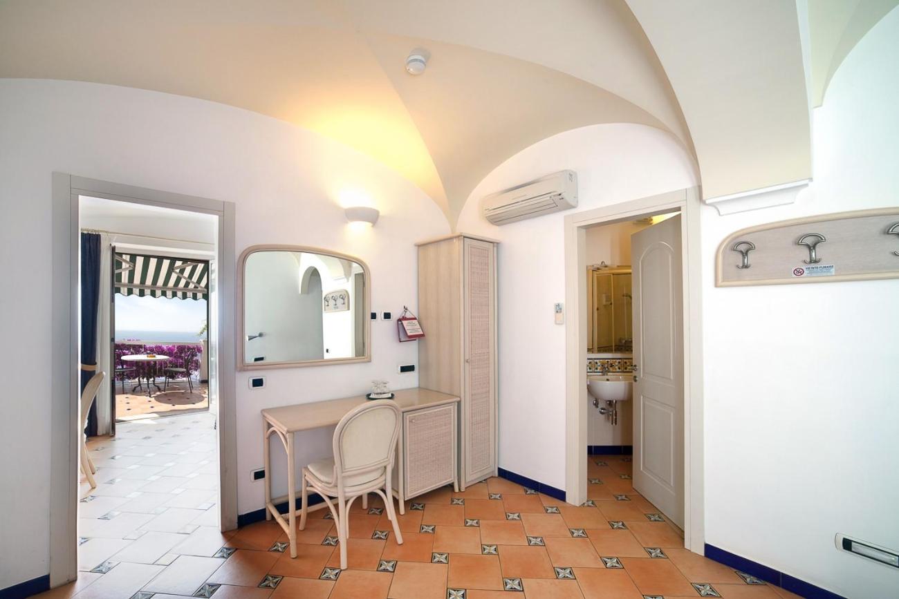 Junior Suite with Sea View (3 Adults) - Photo 9