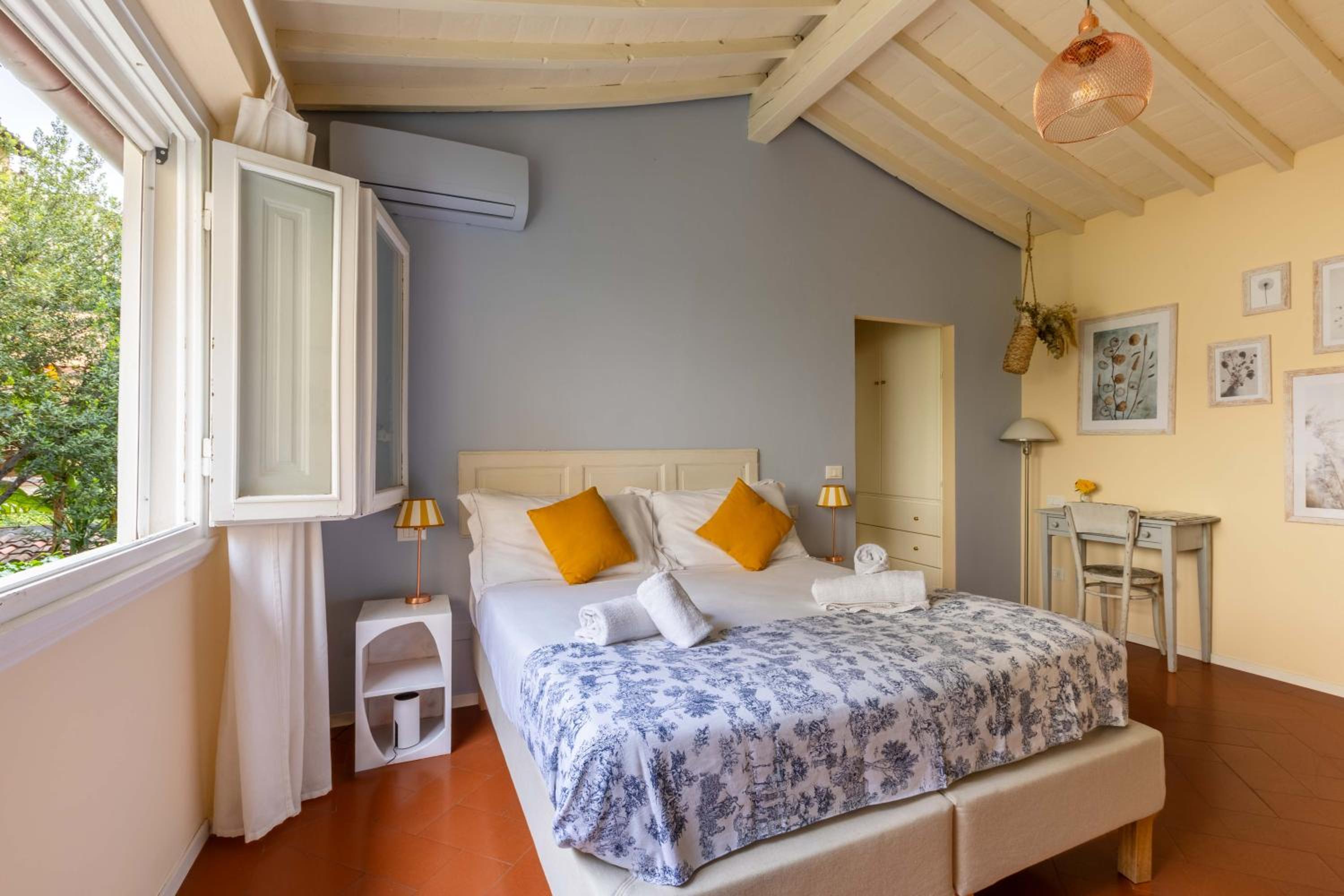 Double Room with Garden View thumbnail 6