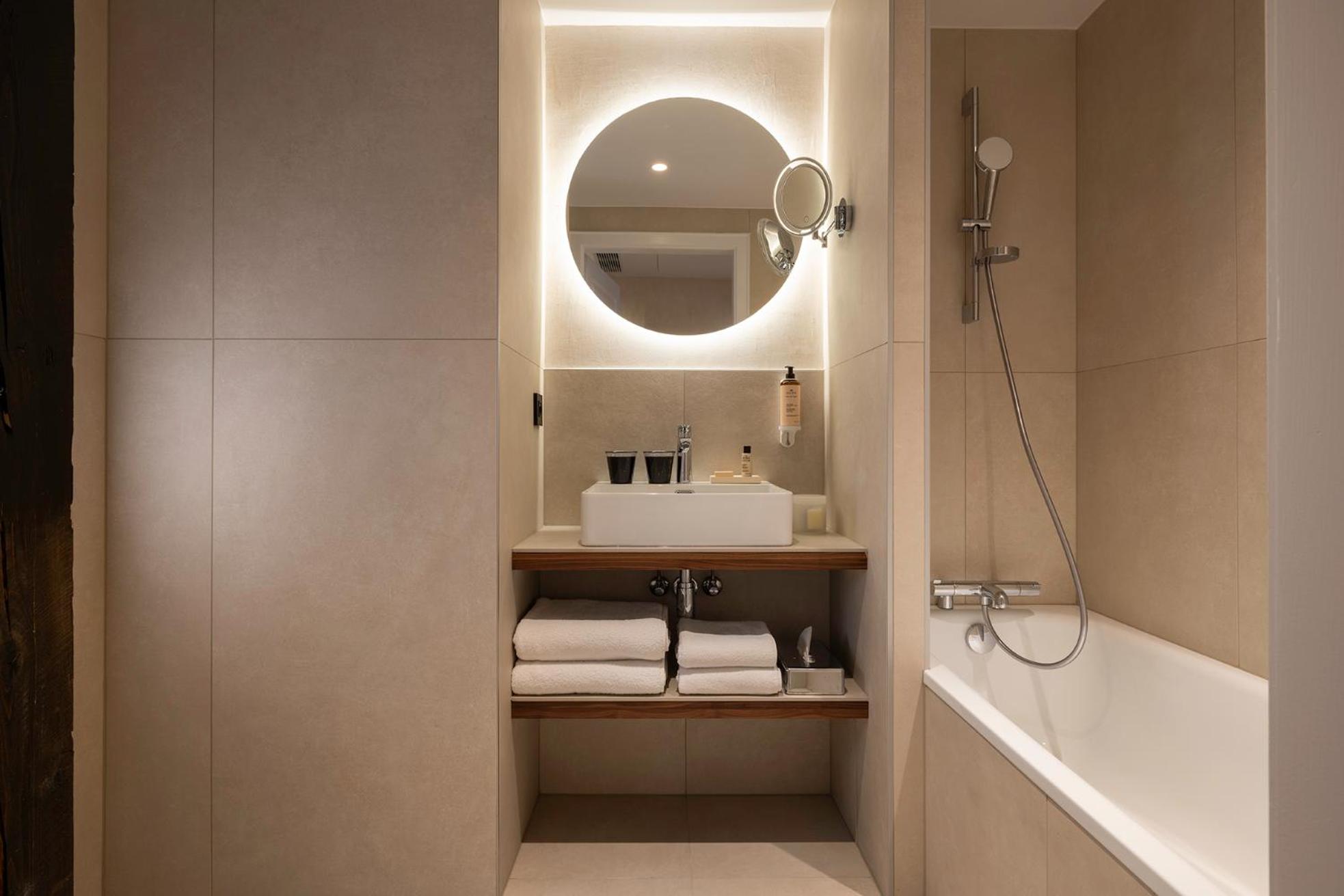 Suite - Photo 7
