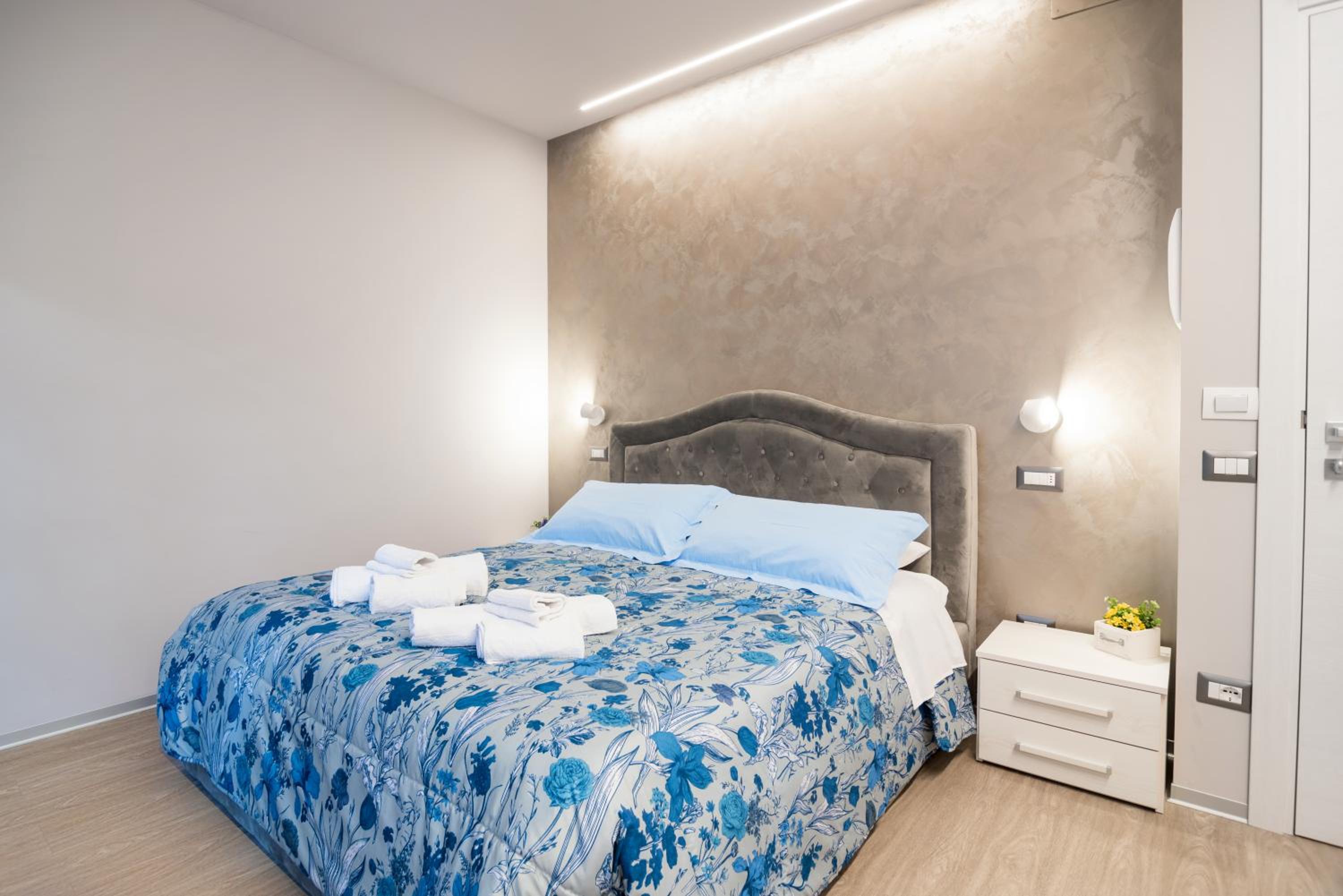 Deluxe Double Room with Balcony photo 3