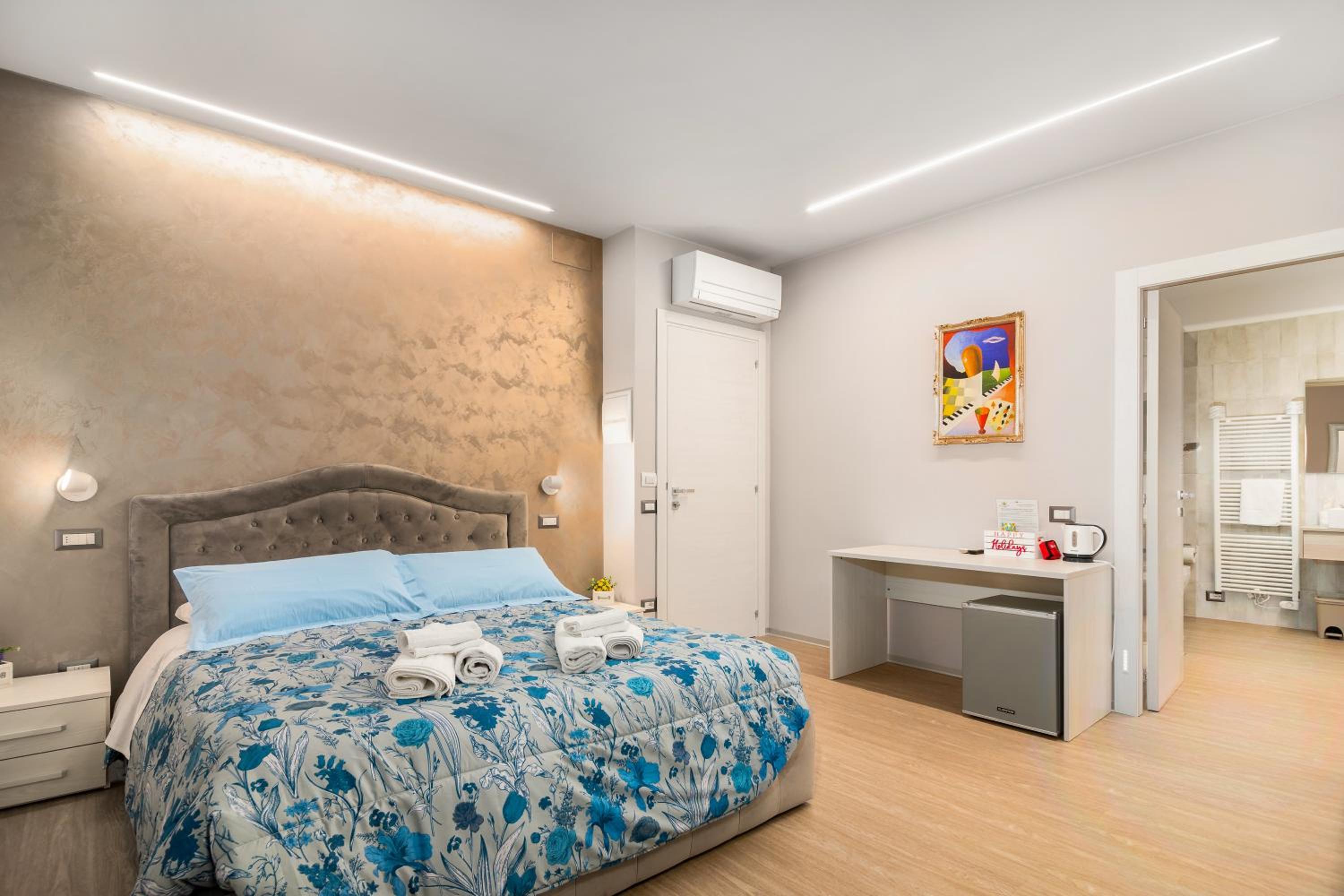 Deluxe Double Room with Balcony photo 1