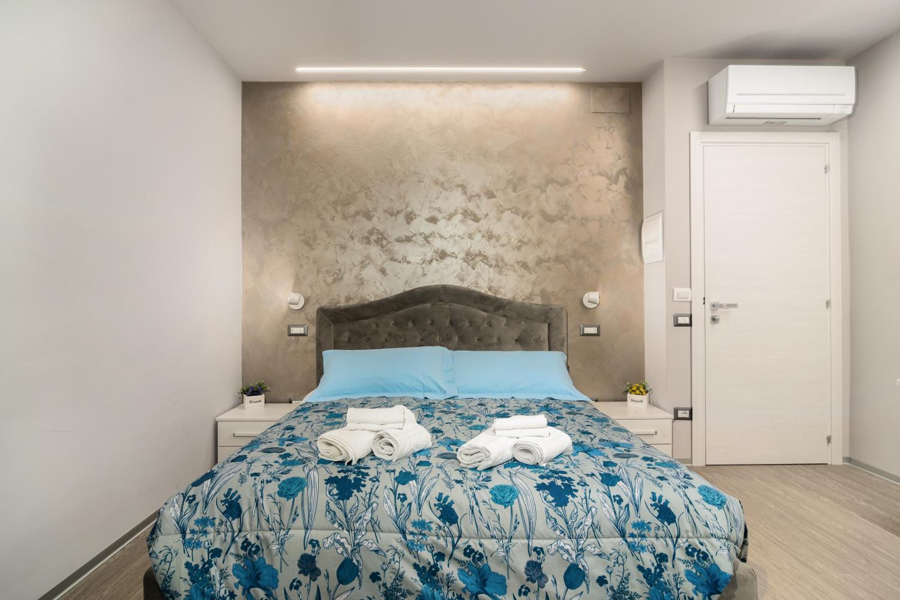 Deluxe Double Room with Balcony photo 2