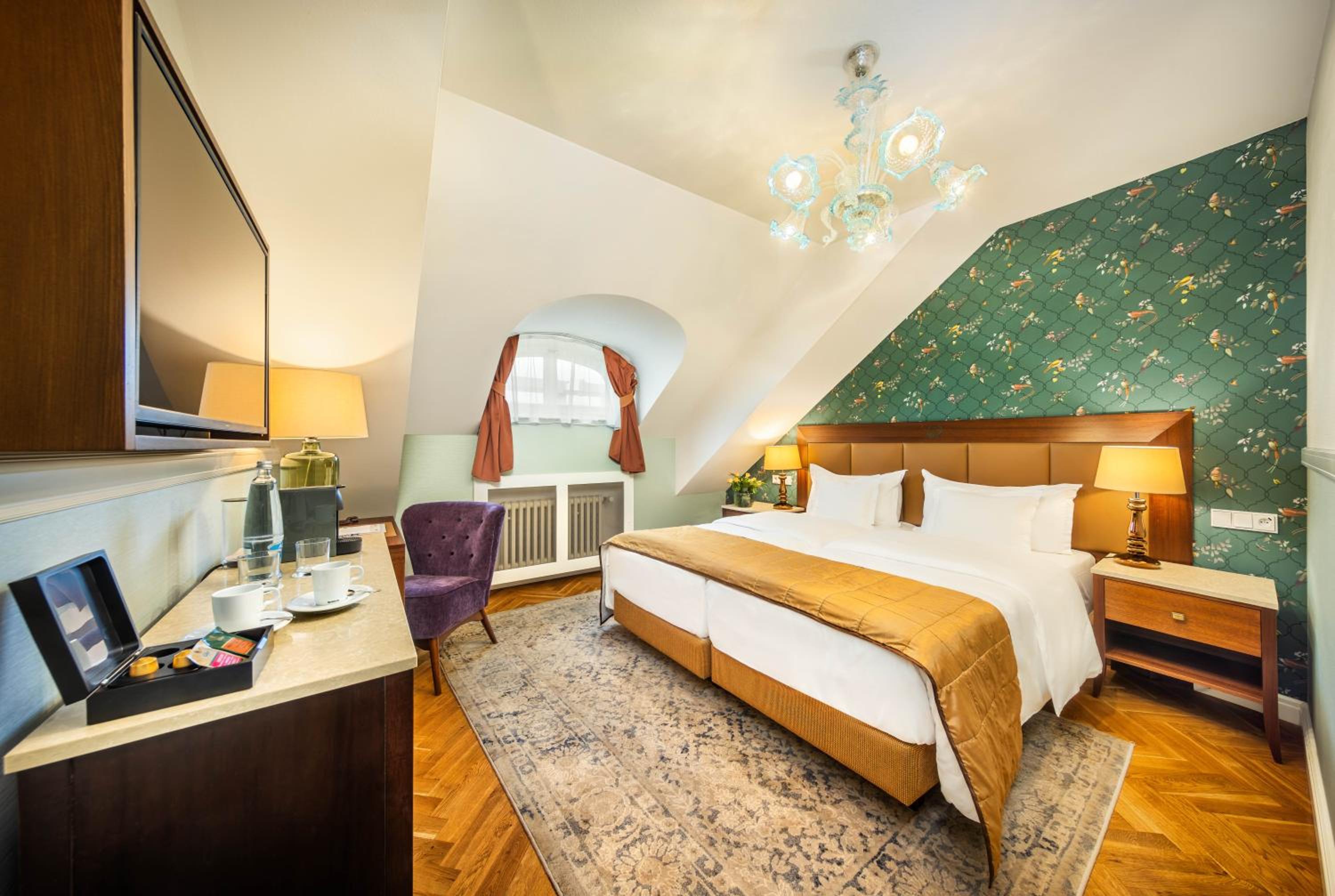 Deluxe Double or Twin Room thumbnail 6