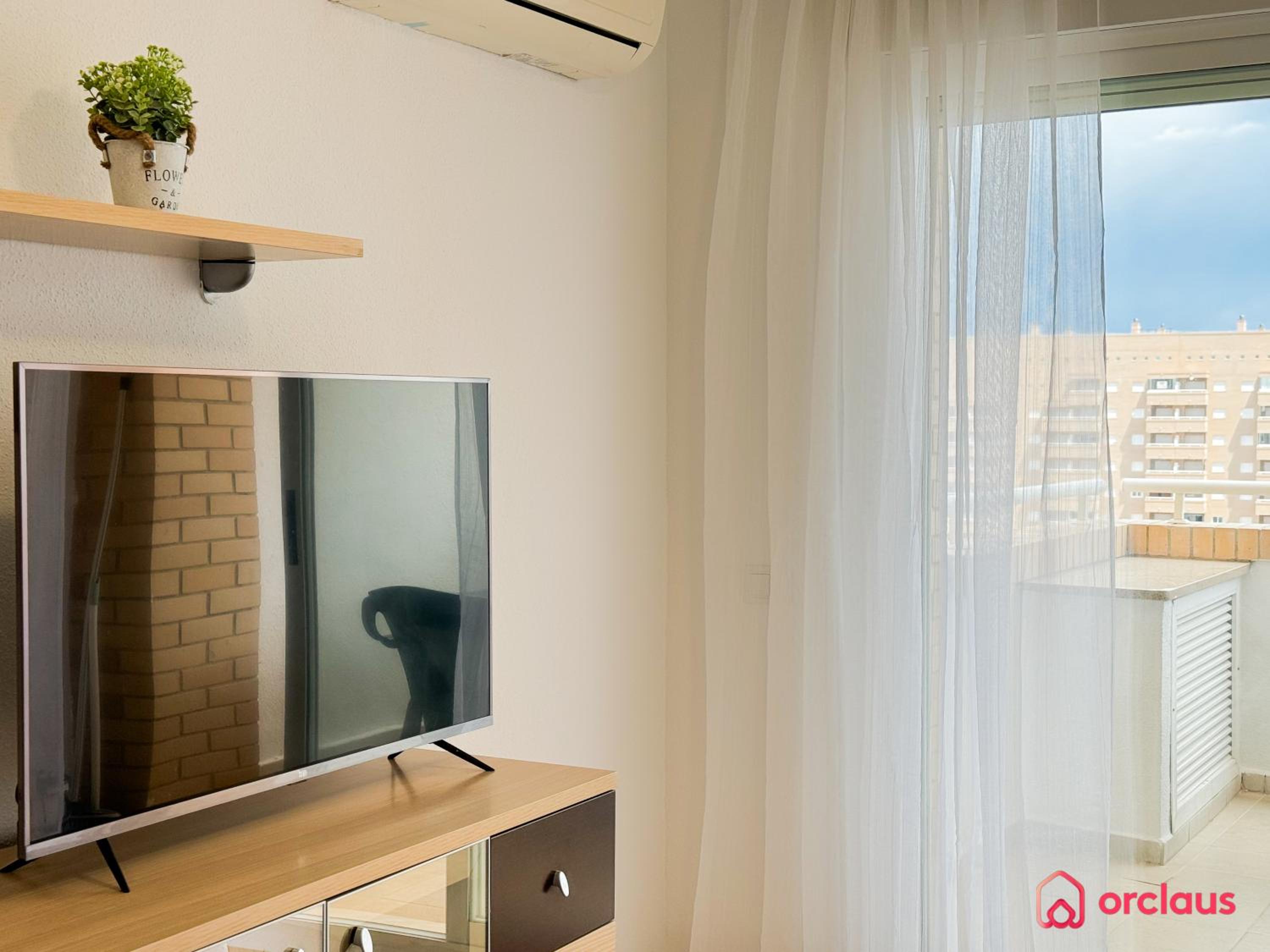 Apartamento de dos habitaciones con balcón y vista al mar
