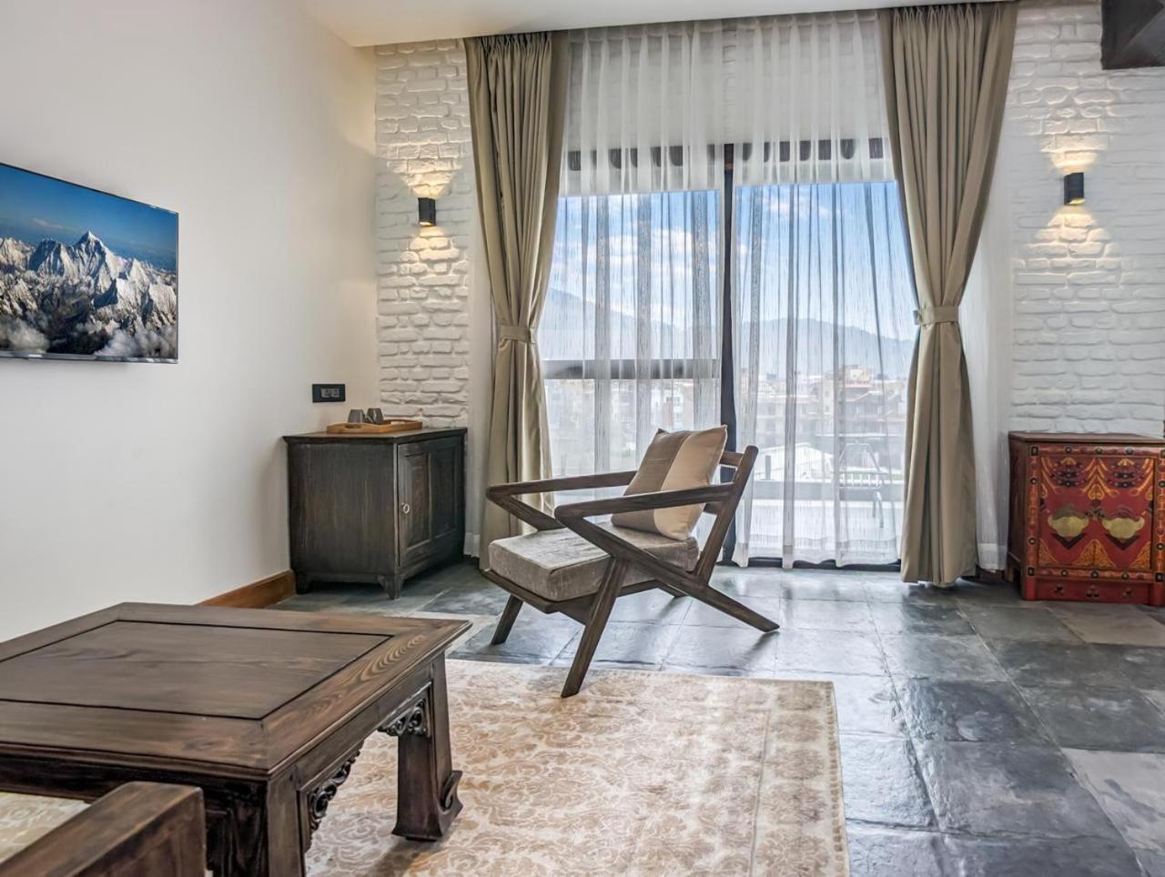 Suite with Mountain View