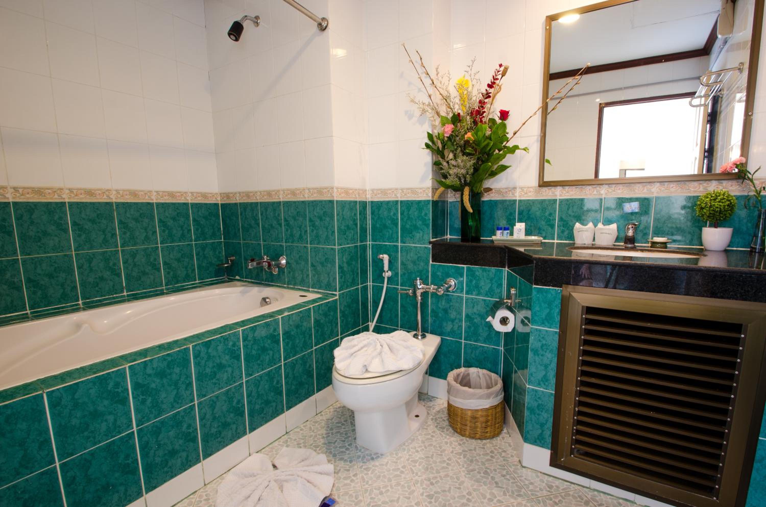 Premier City View with Bathtub - Photo 2