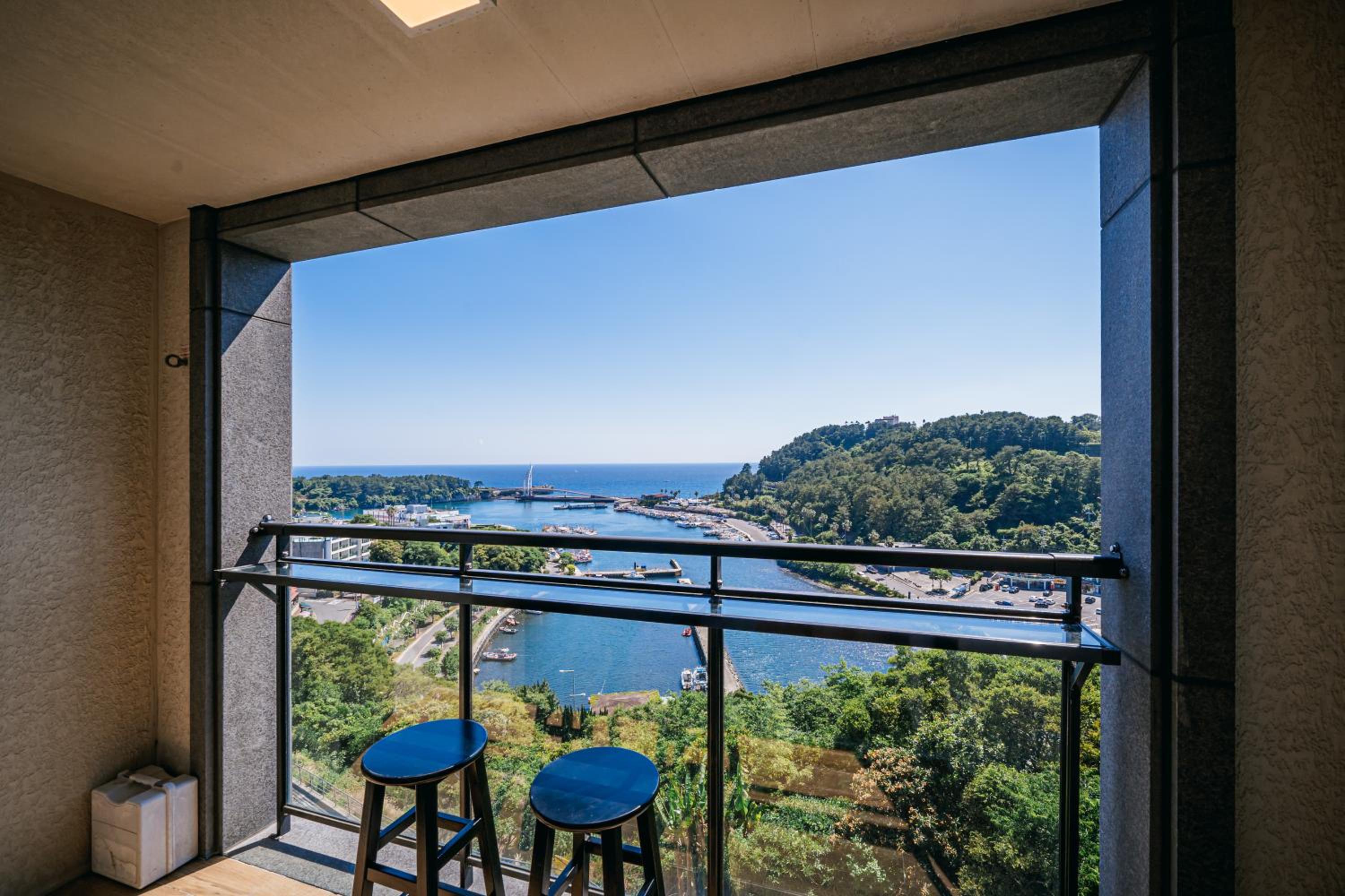 Deluxe Double Balcony Room with Sea View - Photo 26
