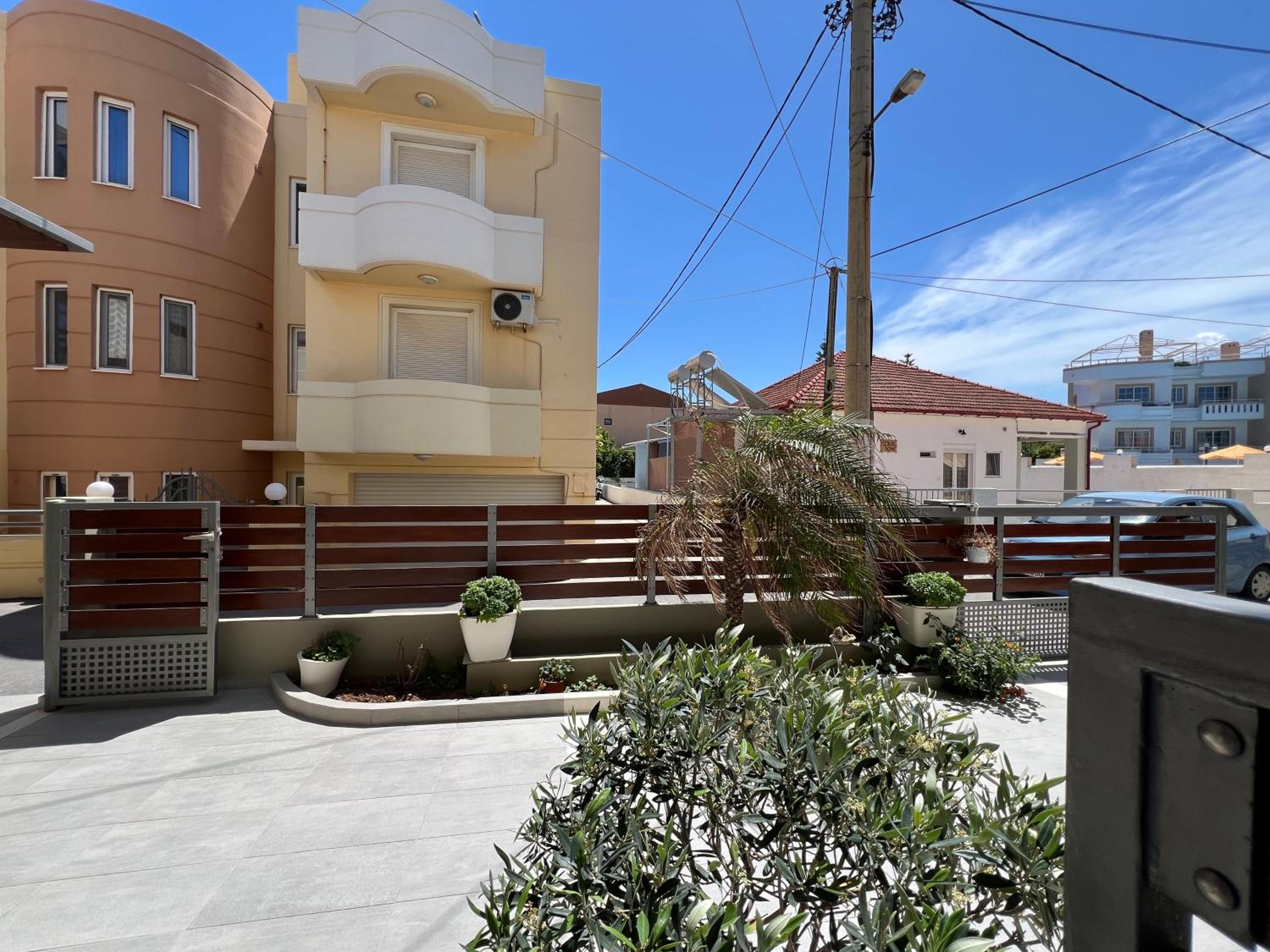 Studio Apartment with Balcony photo 3