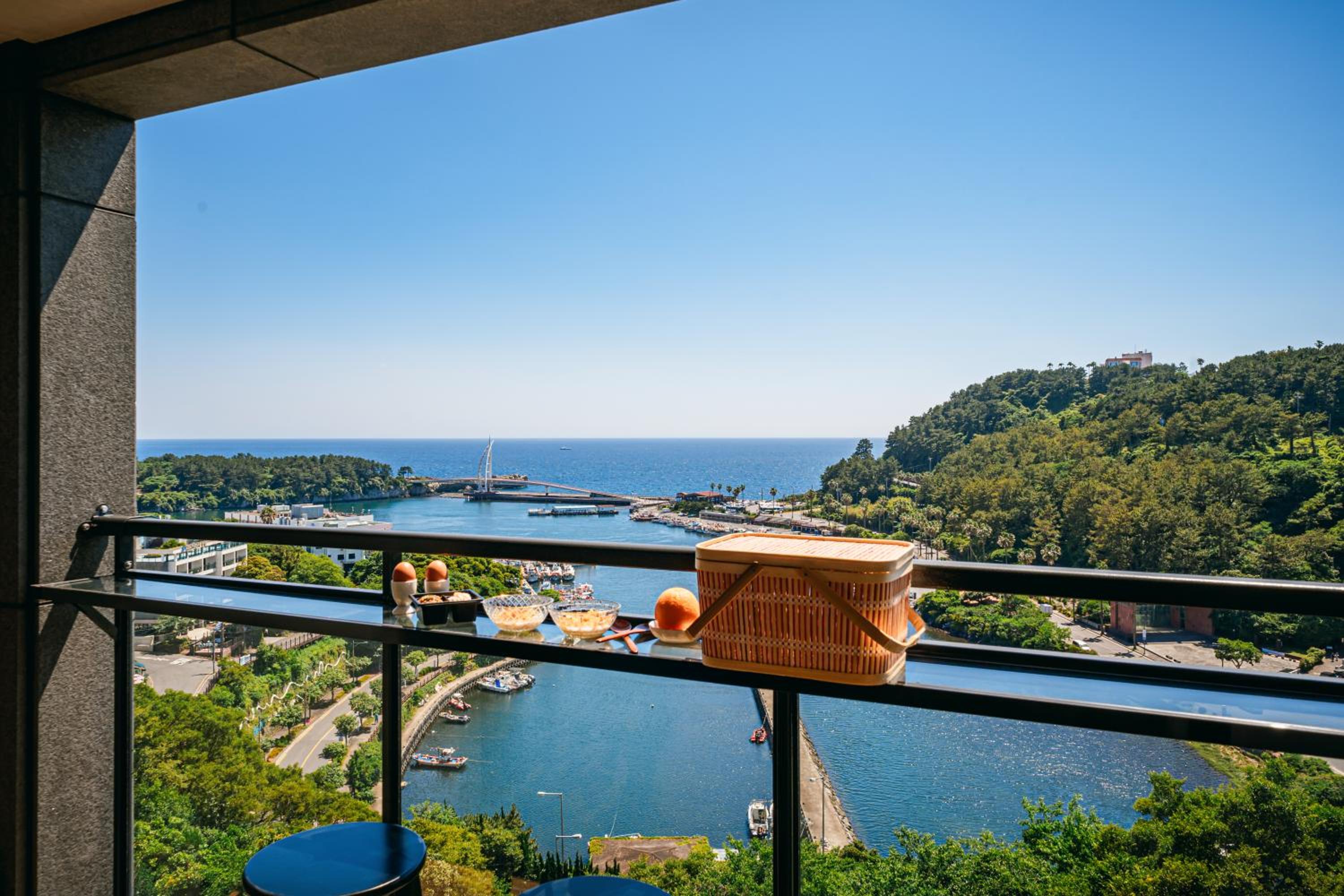 Deluxe Double Balcony Room with Sea View - Photo 15