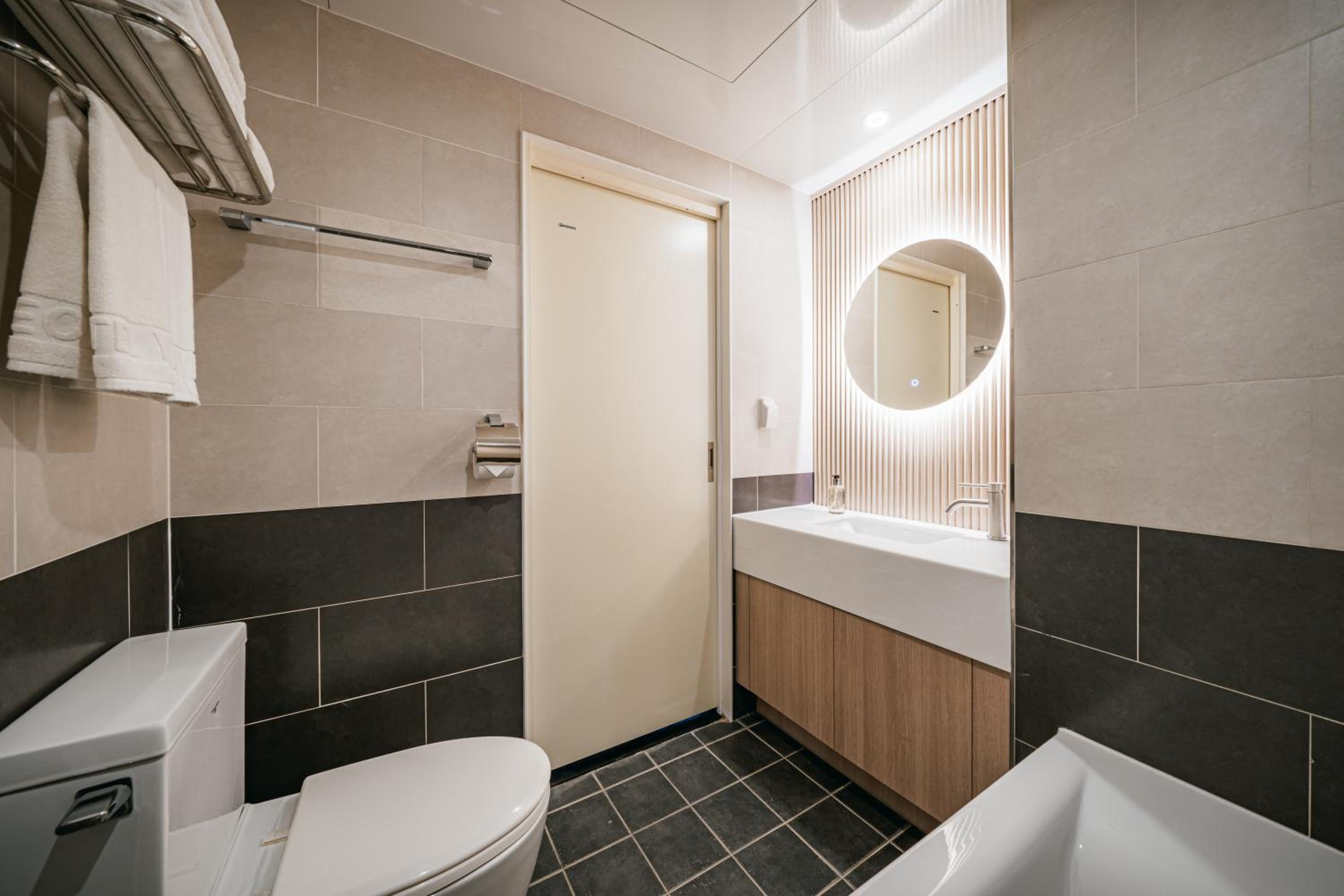 Family Double Twin Suite with City View - Photo 27