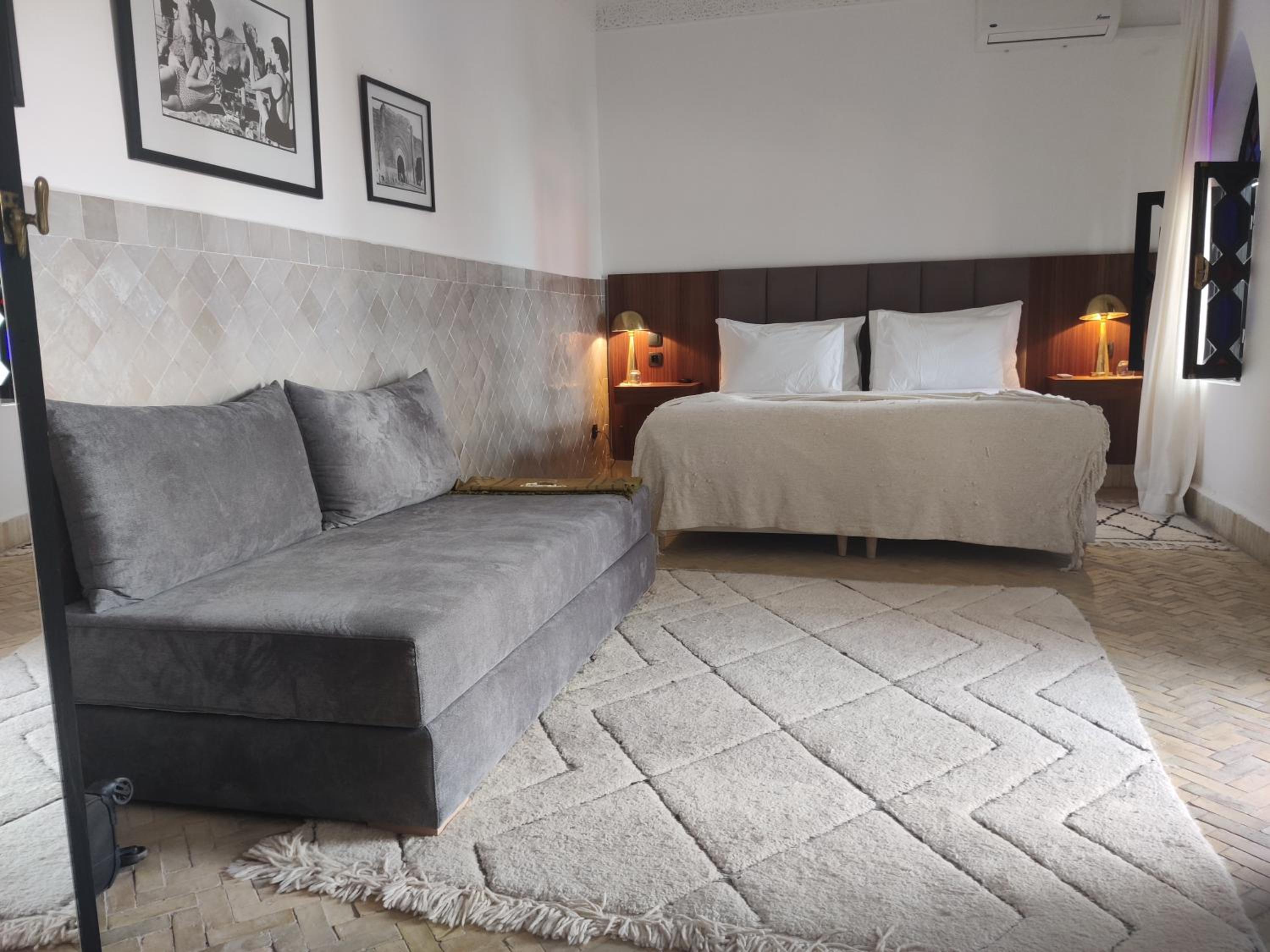Deluxe King Room - Photo 11