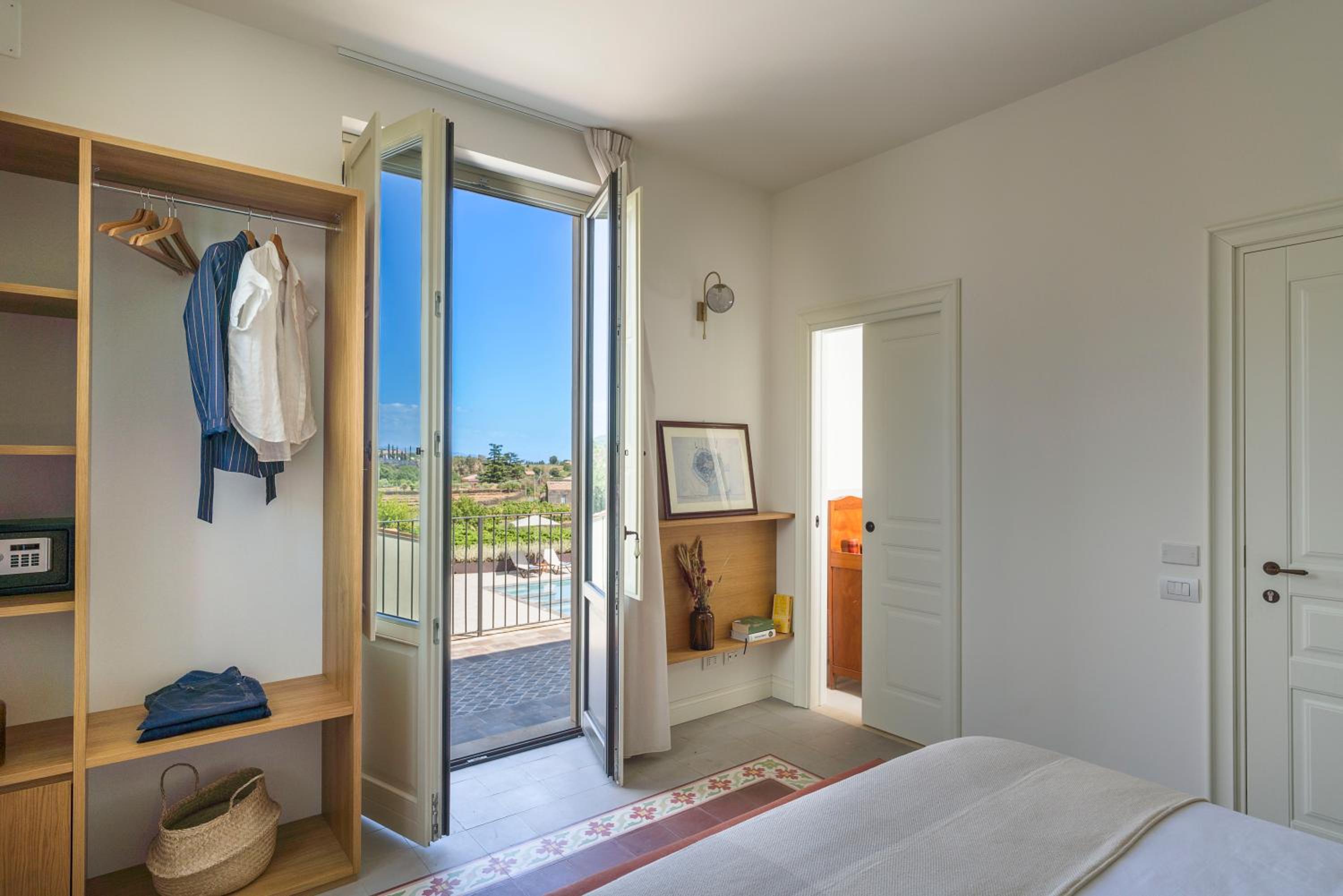 Double Room with Pool View photo 3