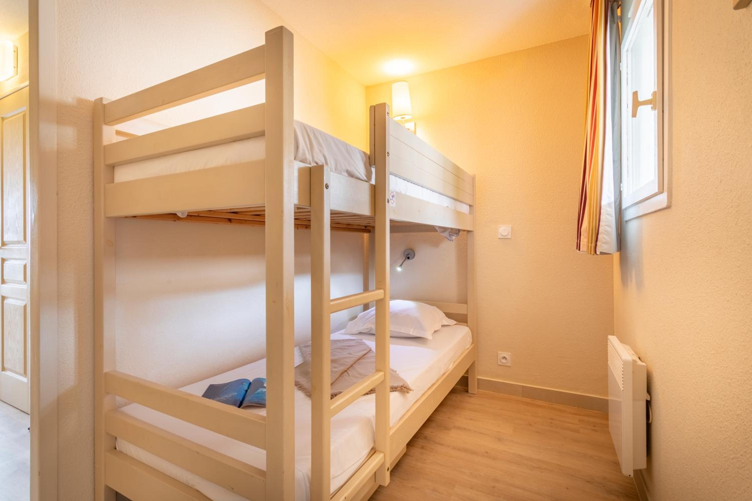 Standard One-Bedroom Apartment with Sleeping Alcove, Air conditioning and Terrace or Blacony - Sea View (6 People) - South Side photo 2