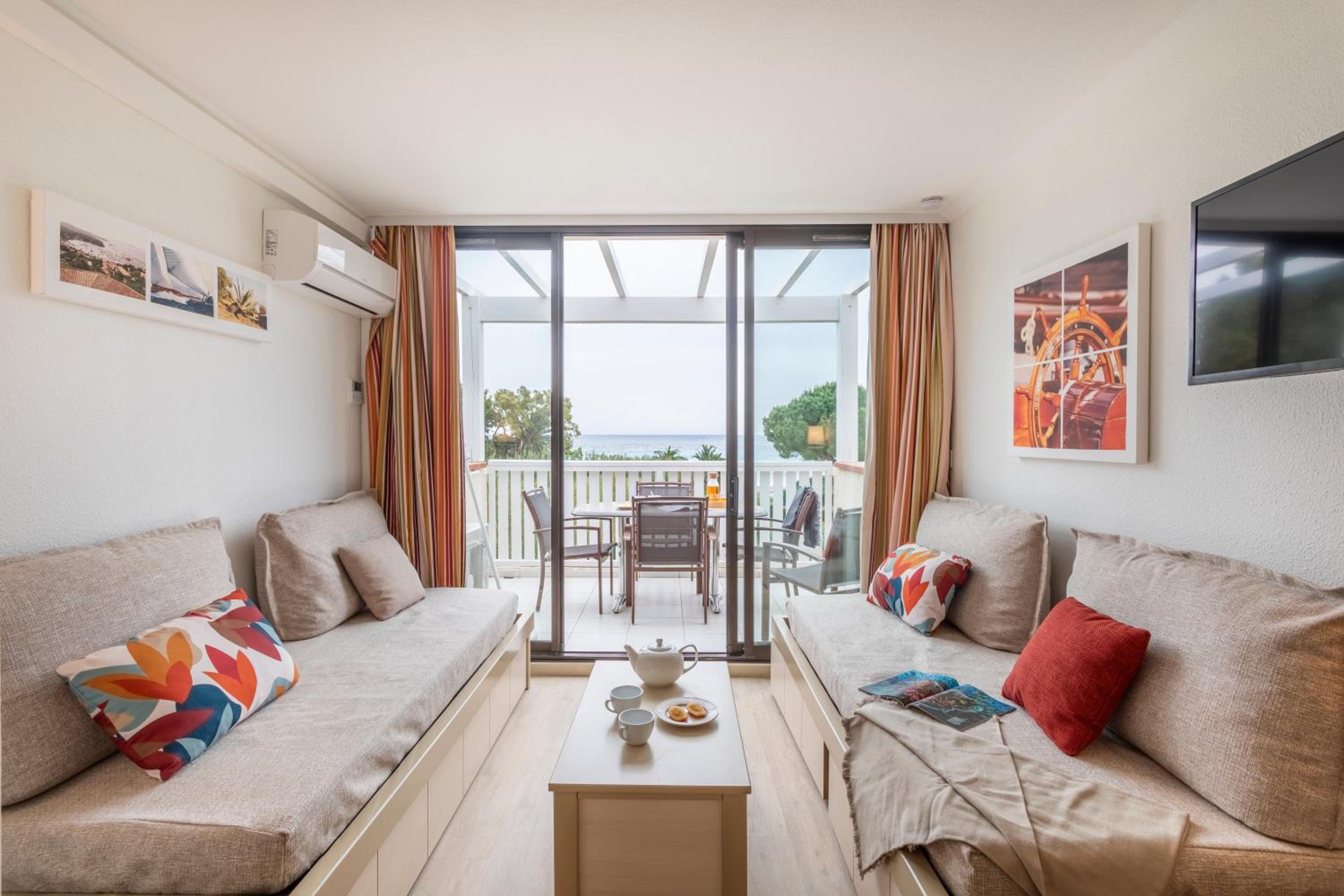 Standard One-Bedroom Apartment with Sleeping Alcove, Air conditioning and Terrace or Blacony - Sea View (6 People) - South Side photo 1