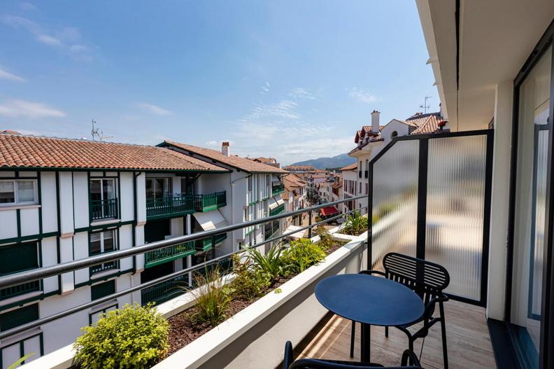 Superior Room with Balcony - Photo 2