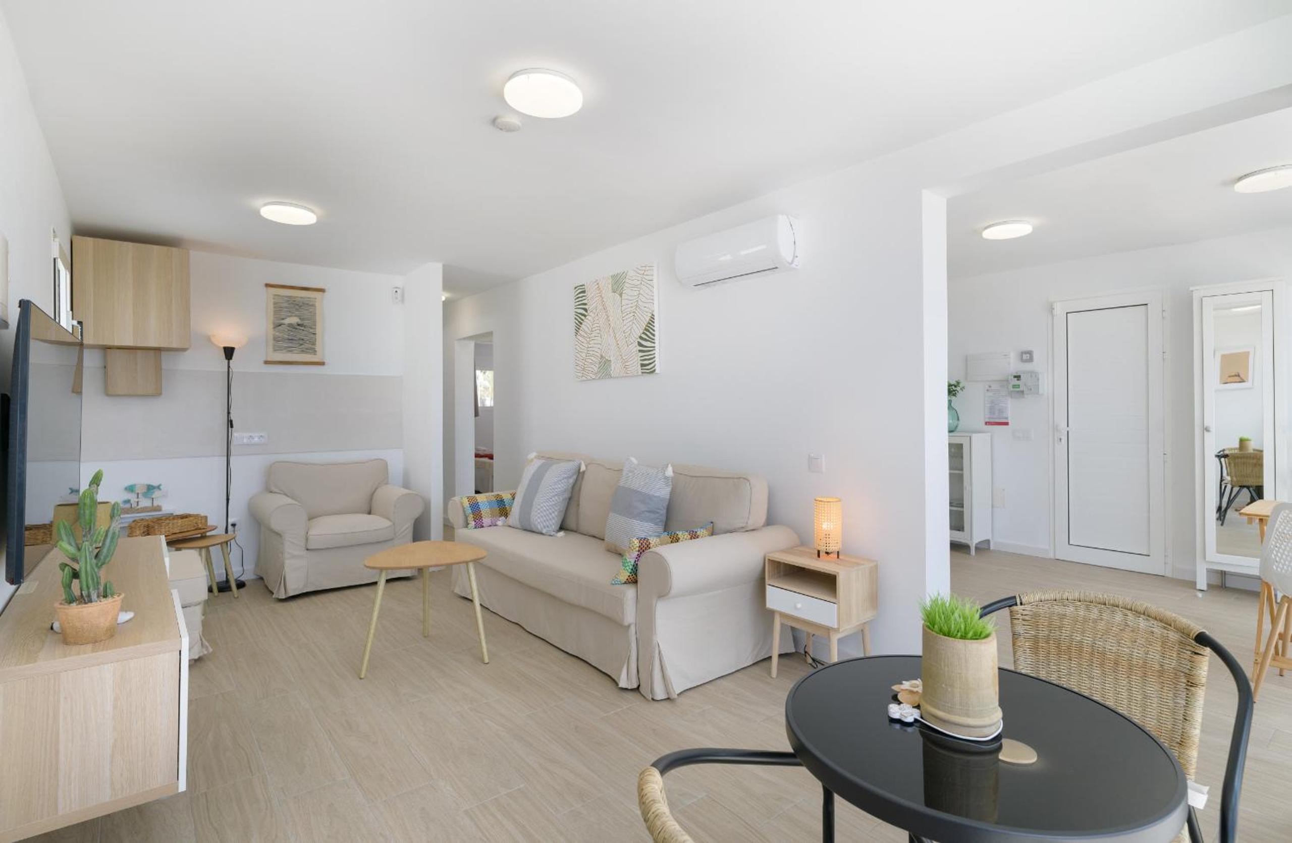 Apartamento de dos habitaciones con vista parcial al mar.