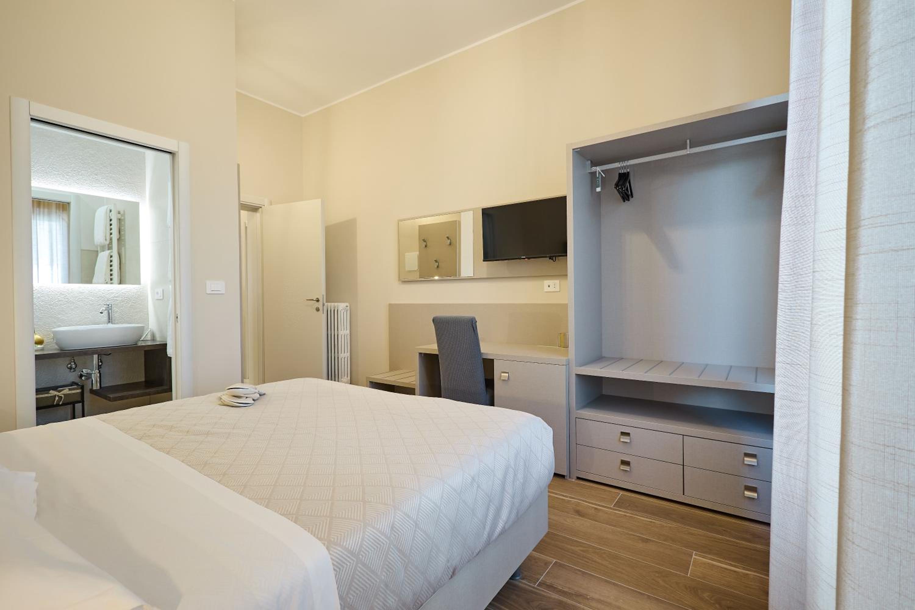 Double Room with Private Bathroom photo 3