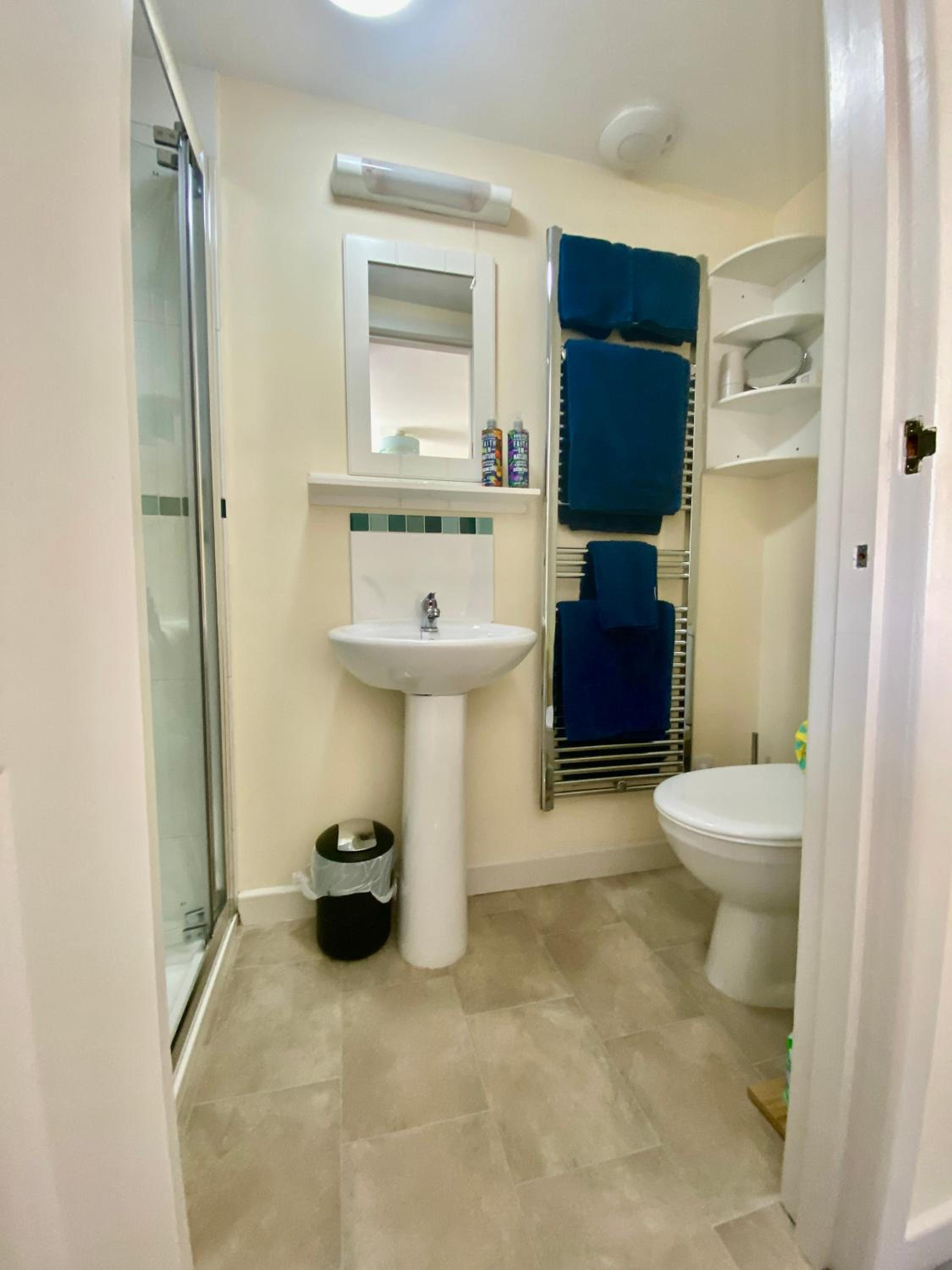 Twin Room with Shower photo 2