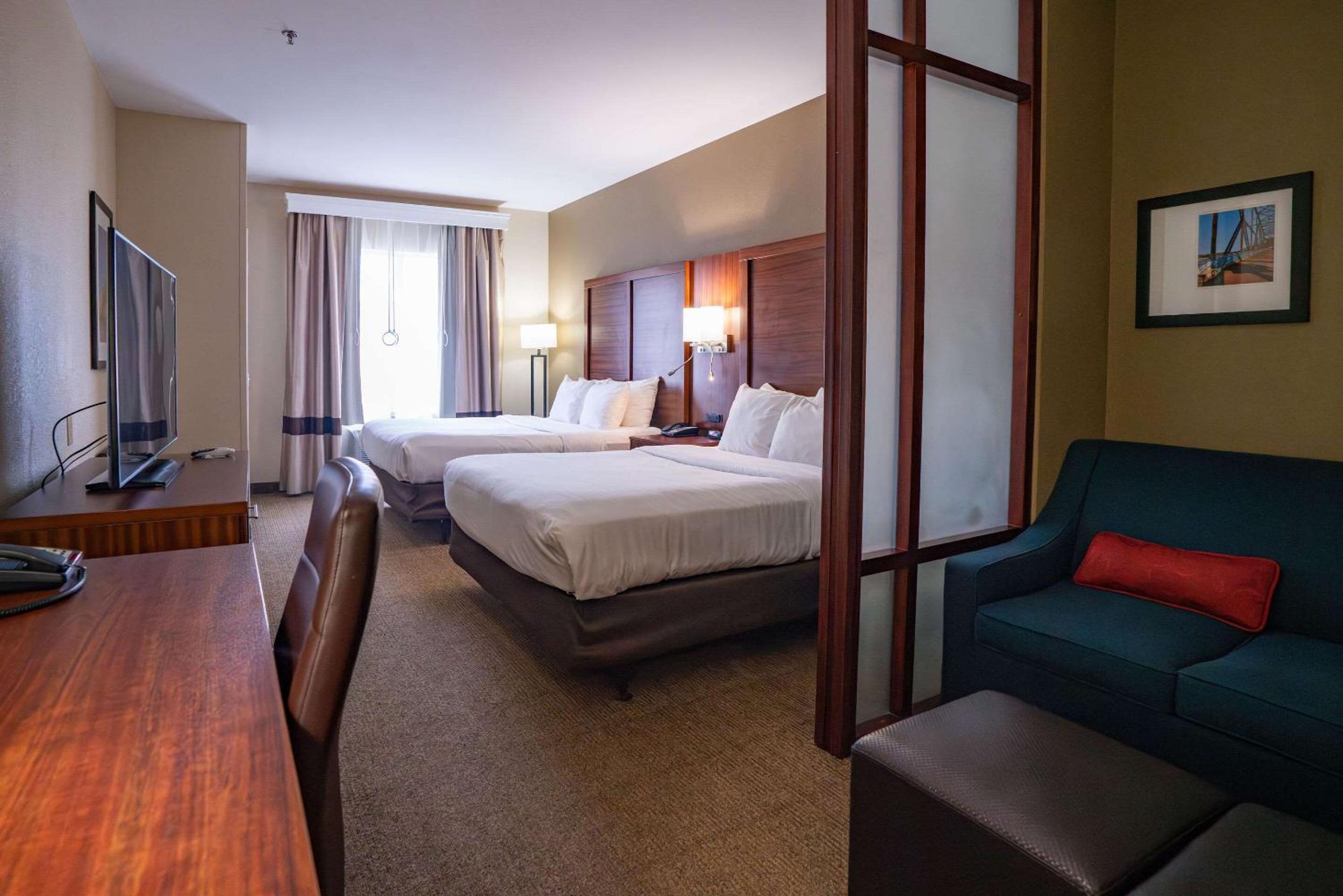 Queen Suite with Two Queen Beds - Disability Access / Non-Smoking - Photo 2
