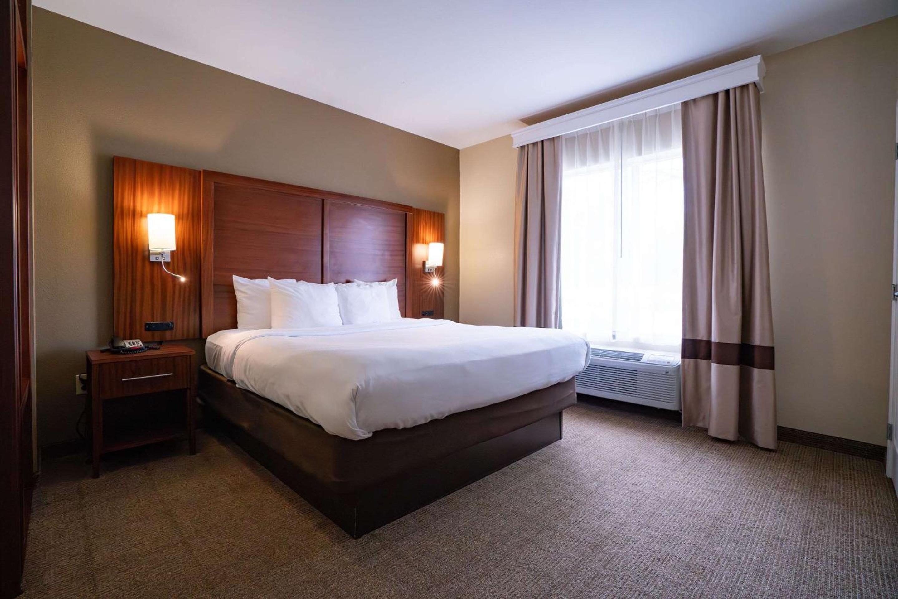 King Suite - Non-Smoking - Photo 2