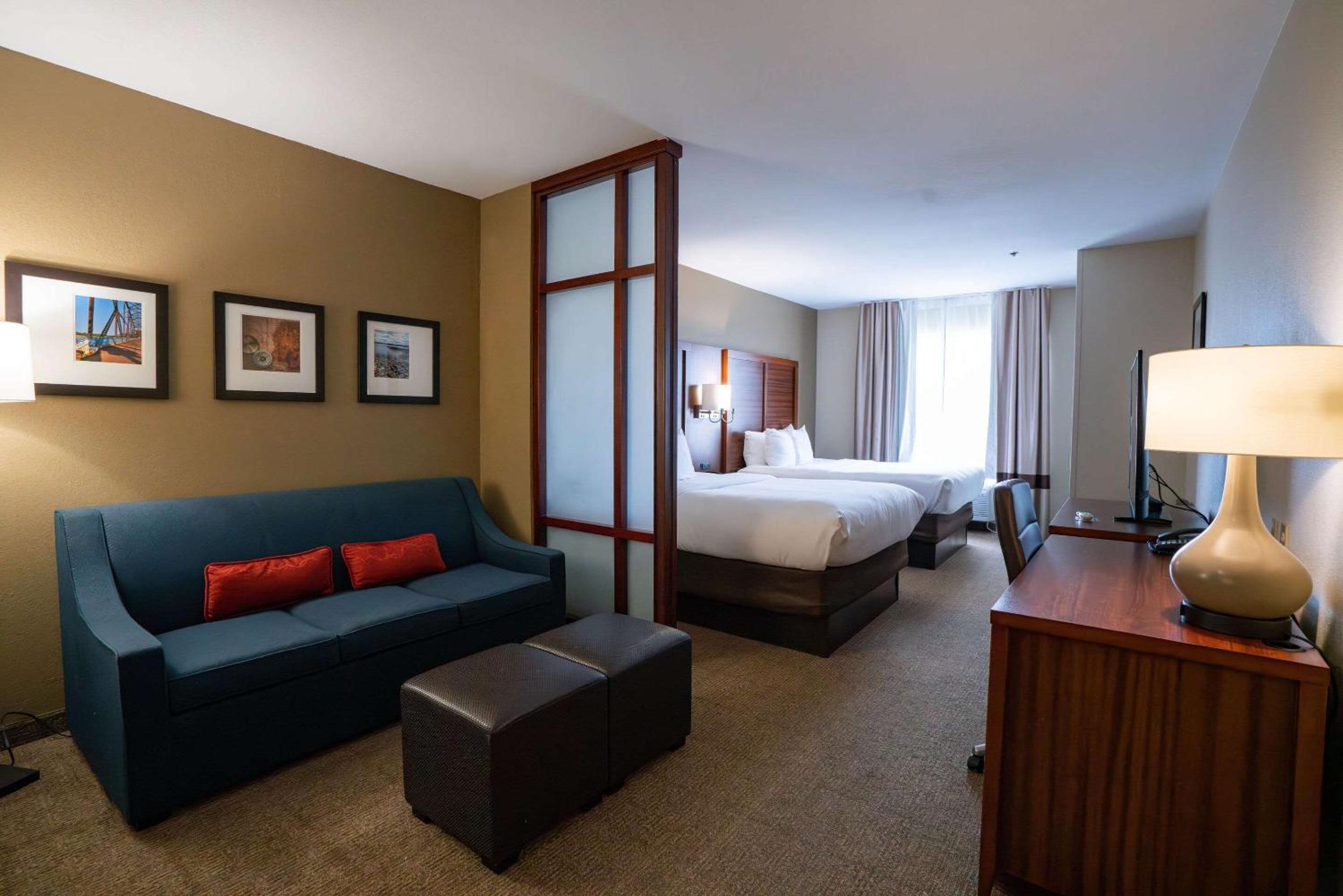 Queen Suite with Two Queen Beds - Non-Smoking - Photo 2