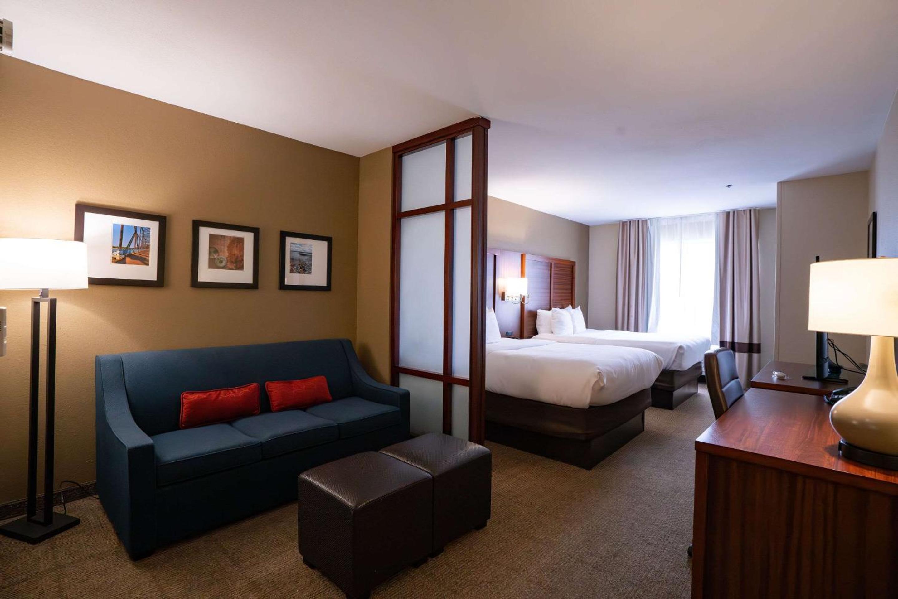 Queen Suite with Two Queen Beds - Non-Smoking - Photo 1