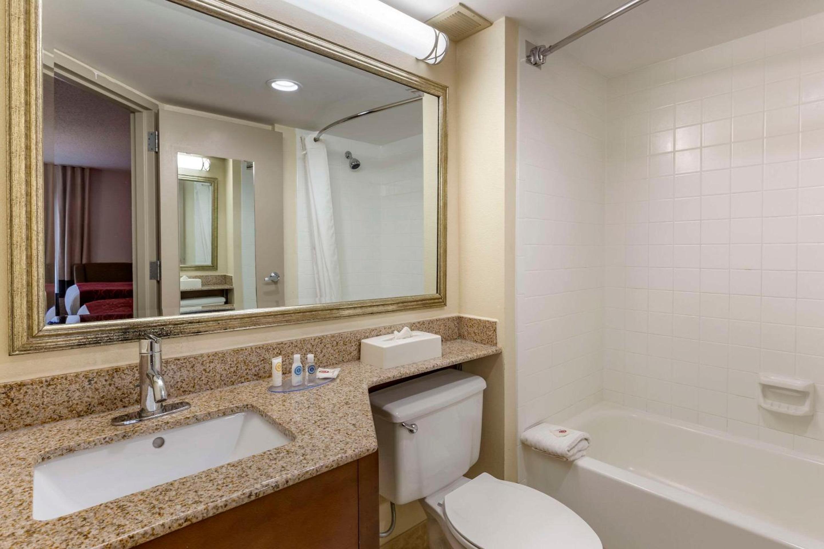 Double Room with Two Double Beds - Non-Smoking - Photo 4