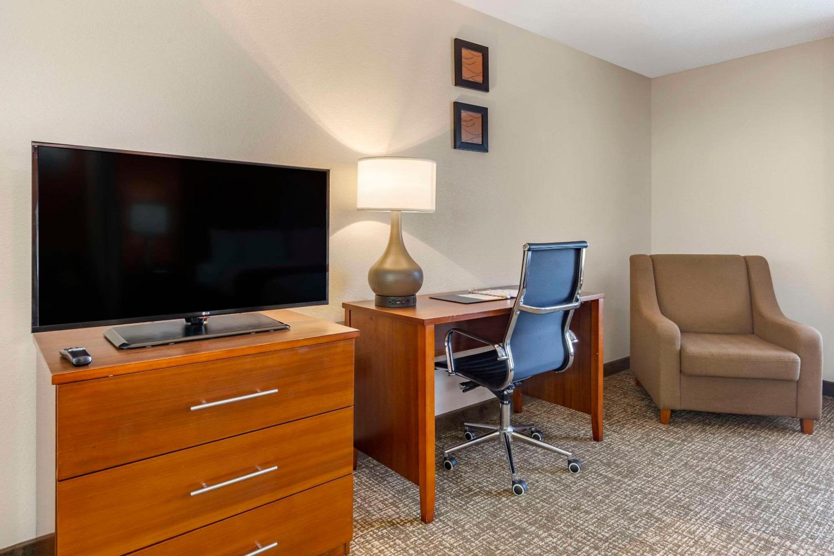 King Suite - Non-Smoking - Photo 6