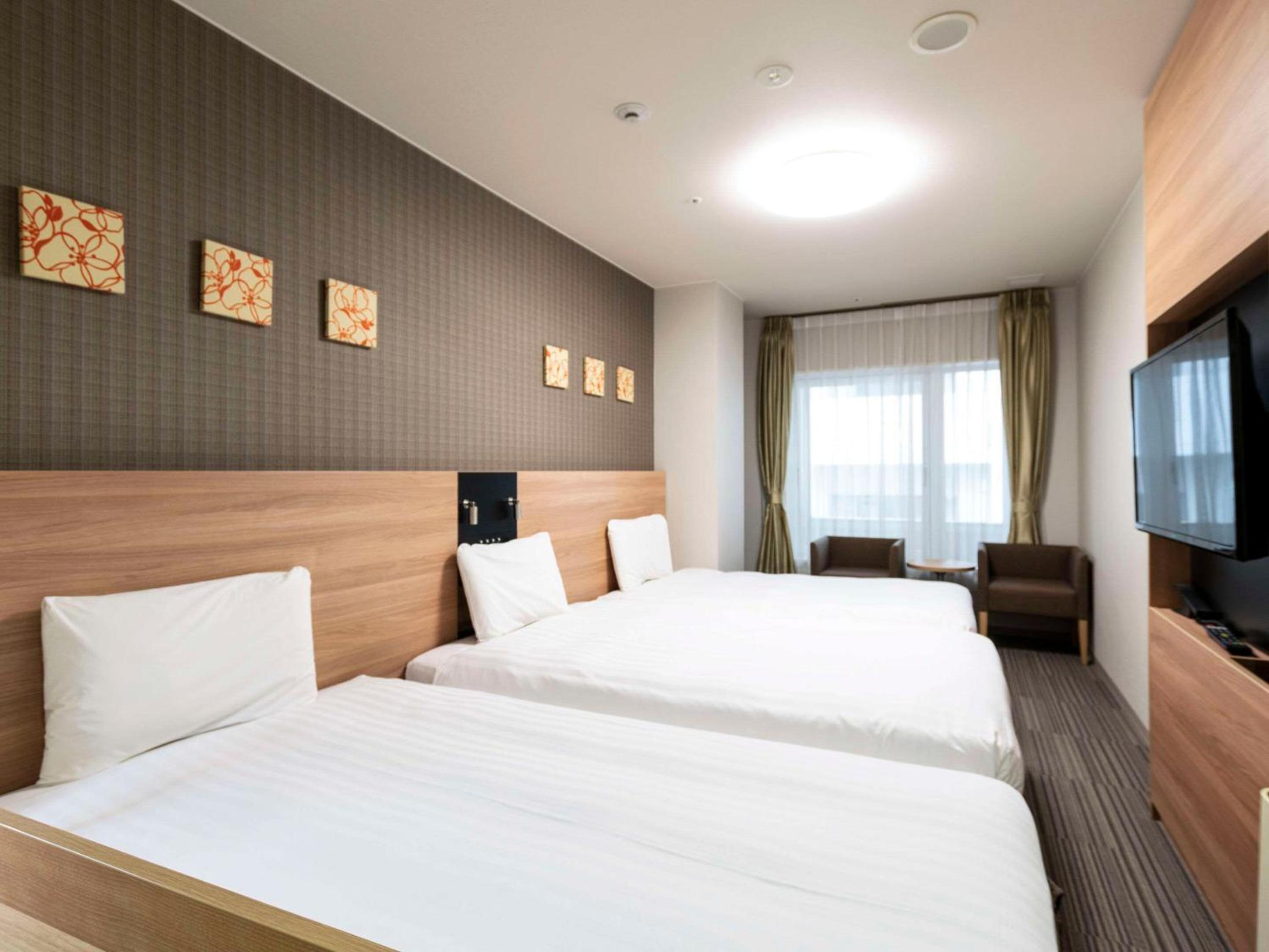 Standard Twin Room with Extra Bed - Non Smoking  photo 3
