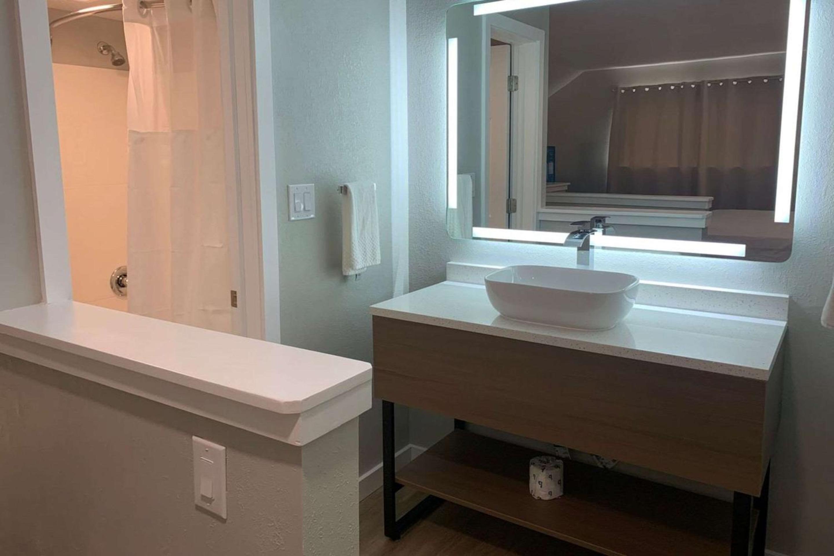 Deluxe  Suite. 2 King Beds and Sofa Bed, Top Floor/ Non Smoking - Photo 6