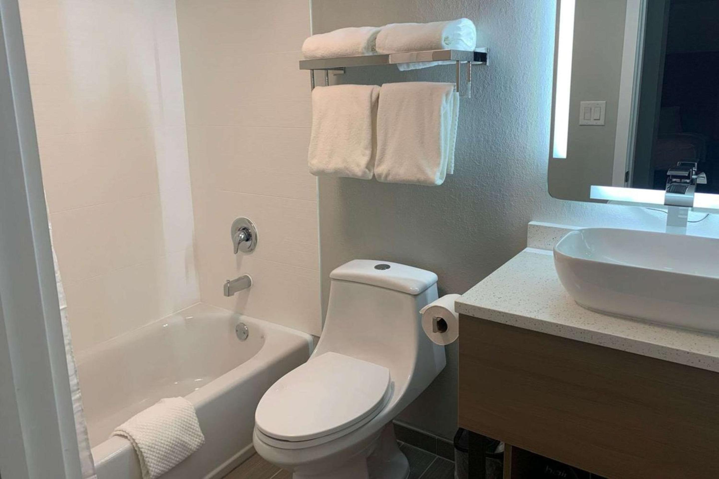 Deluxe  Suite. 2 King Beds and Sofa Bed, Top Floor/ Non Smoking - Photo 5