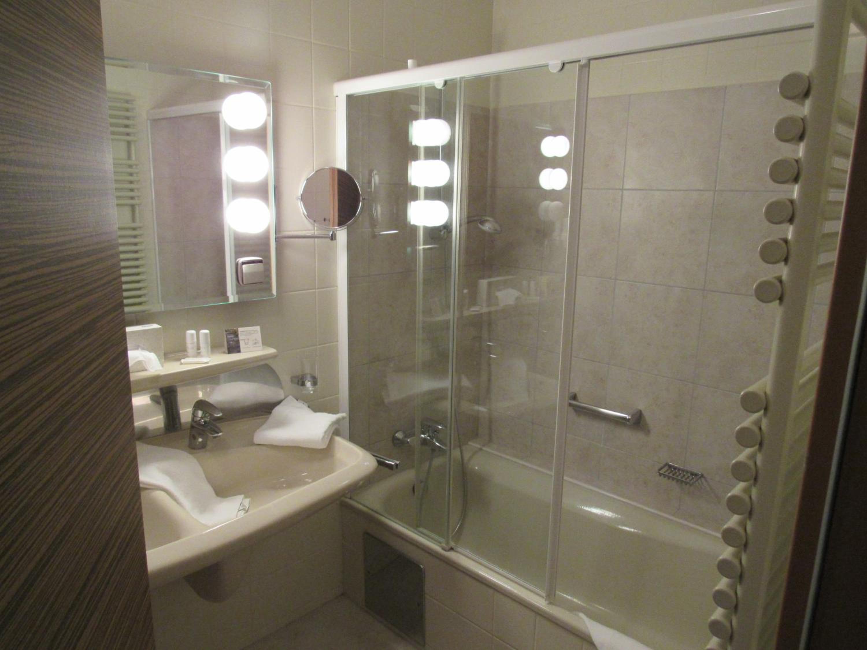 Double Room (1 Adult) with Balcony and Lake View photo 3