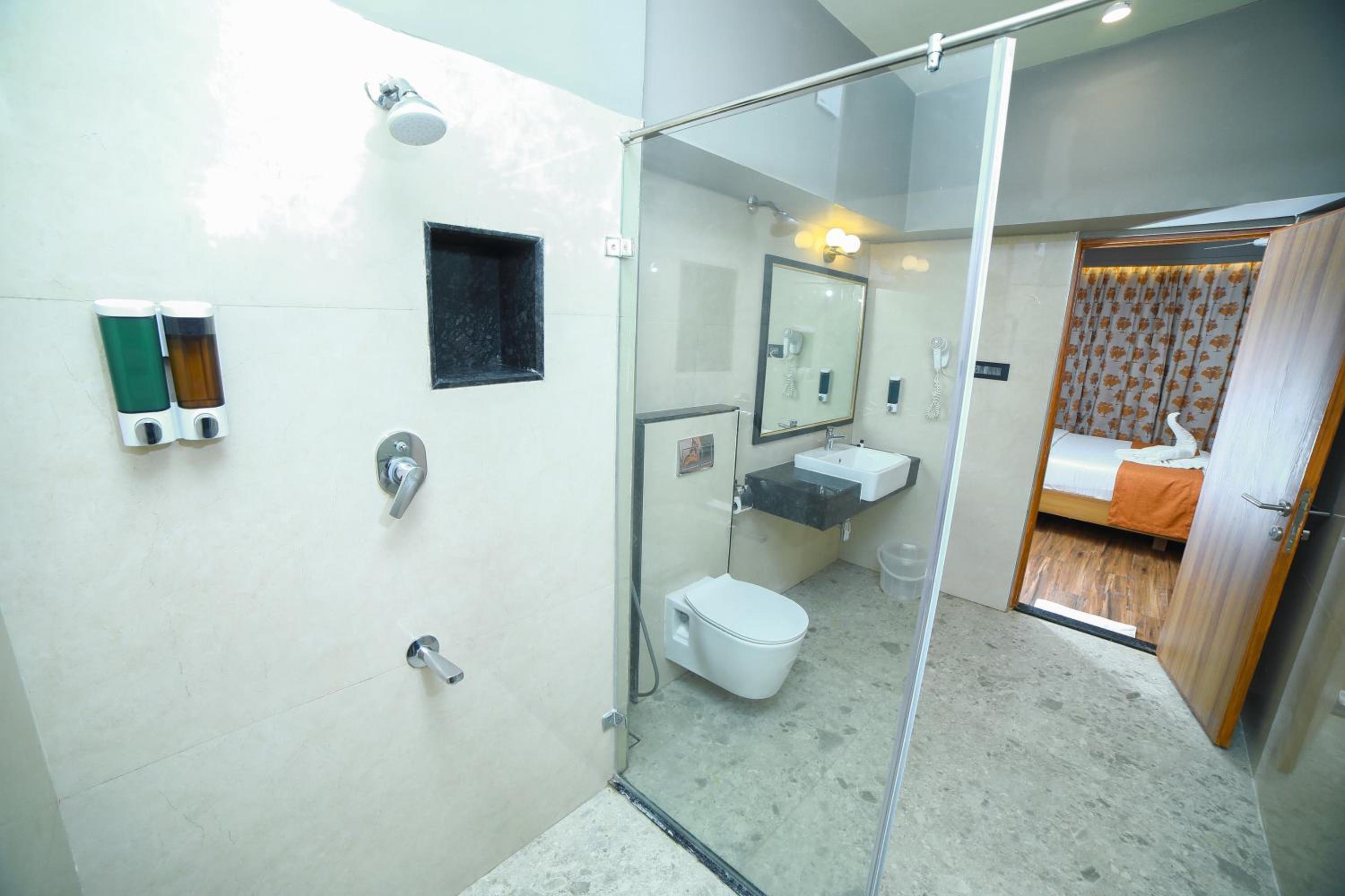 Suite with Balcony - Photo 2