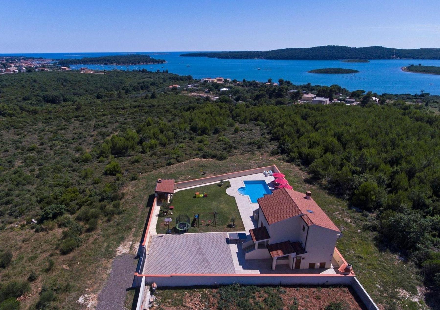 Three-Bedroom Vacation Home  photo 2