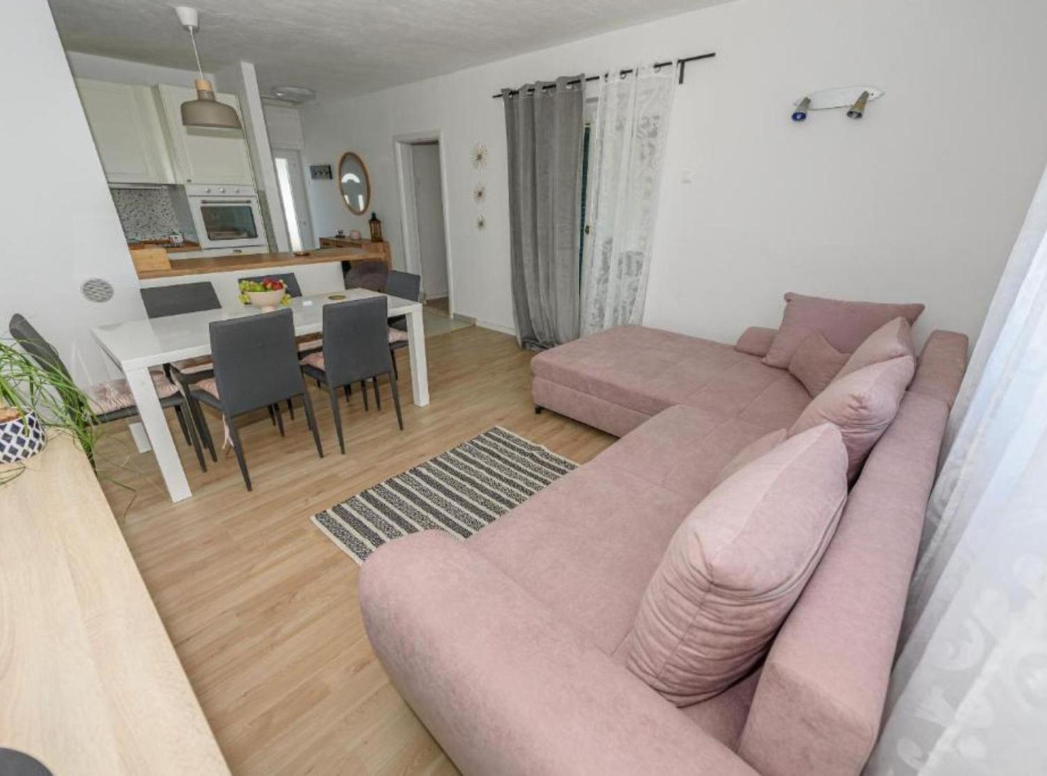 One-Bedroom House photo 1