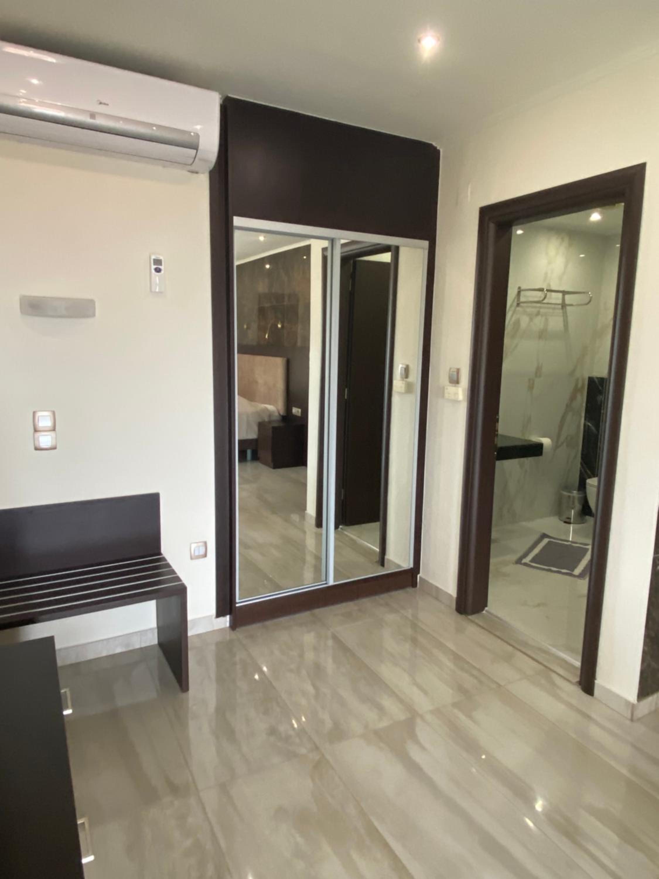 Suite - Photo 1